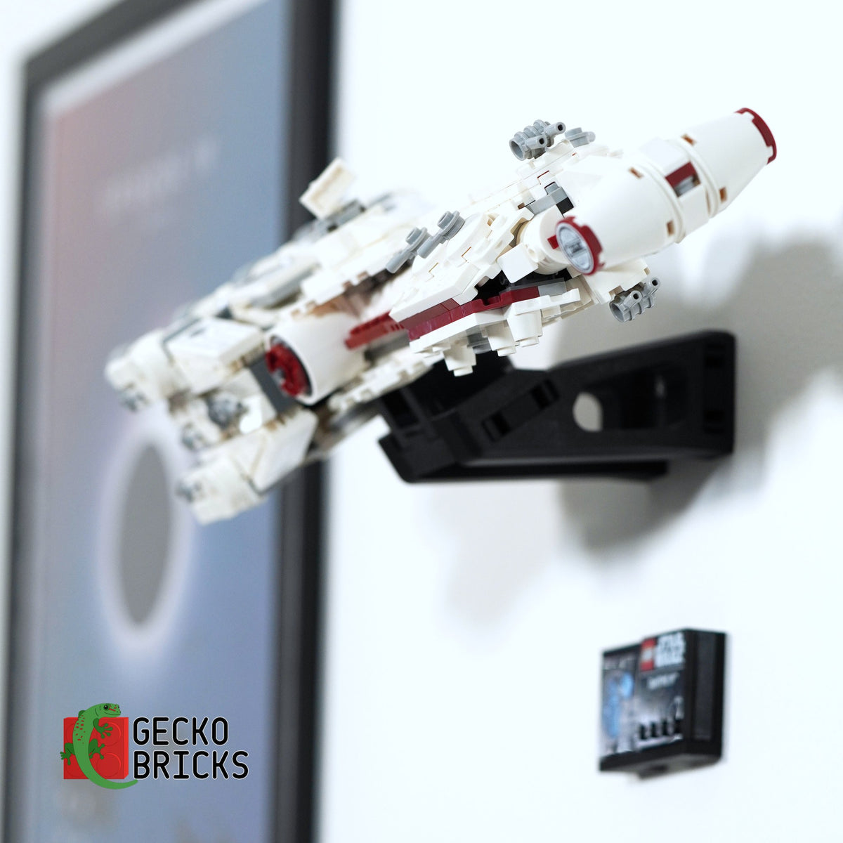 LEGO® Star Wars Tantive IV (Midi-scale) 75374 zwevend aan de muur met premium wandbeugel - aanzicht 4