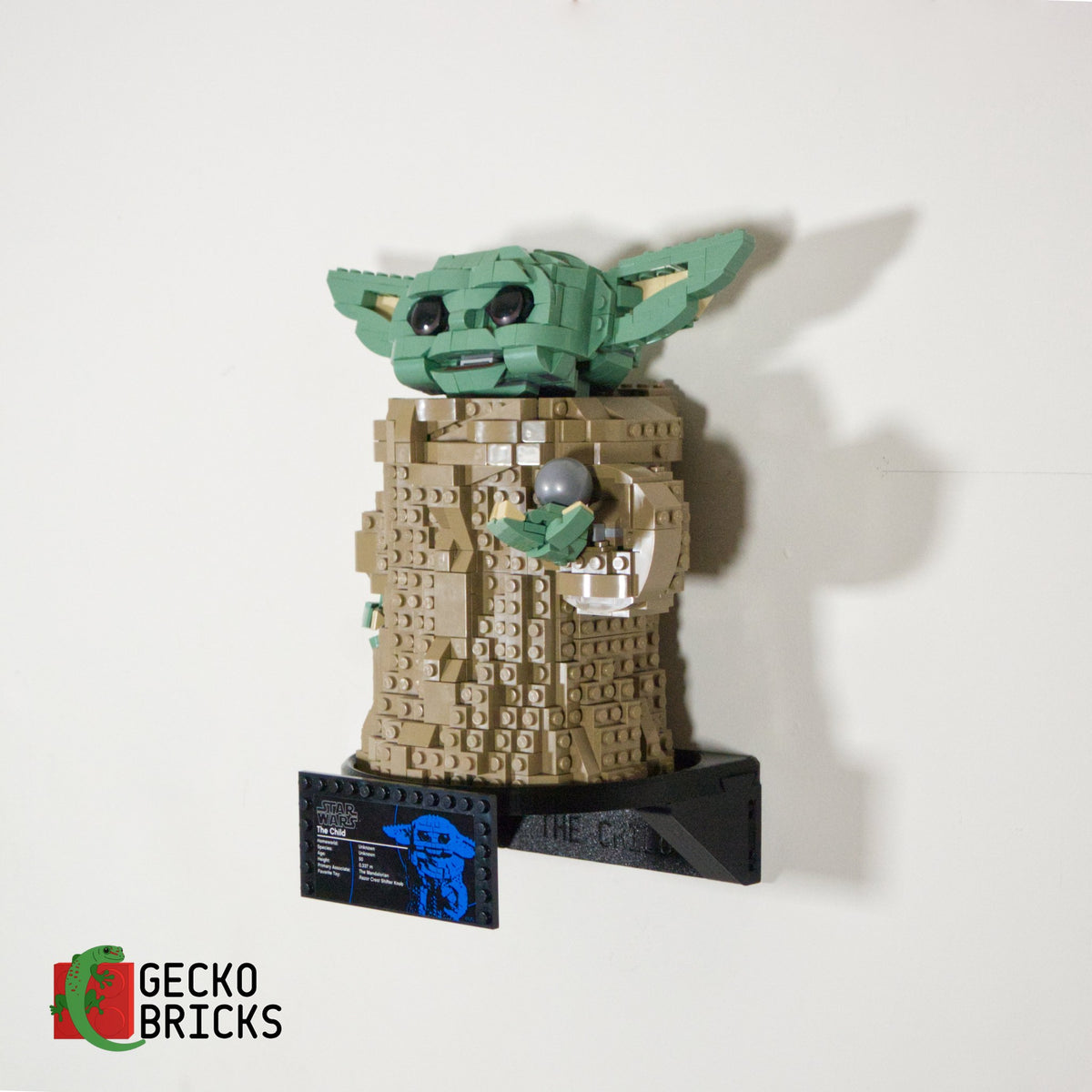 LEGO® Star Wars The Child (Grogu) 75318 aan de muur met premium wandbeugel - vooraanzicht