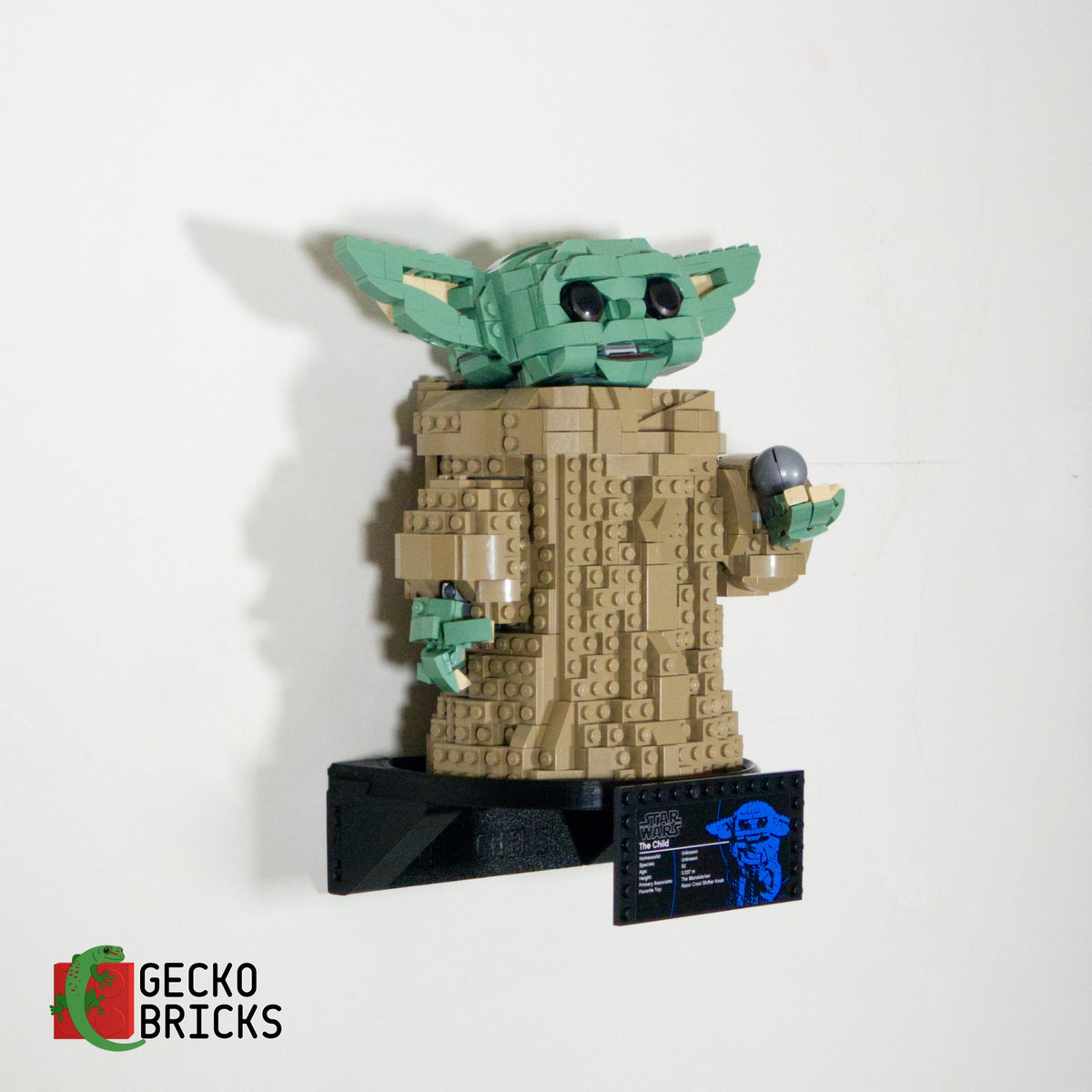 LEGO® Star Wars The Child (Grogu) 75318 zwevend aan de muur met premium wandbeugel - aanzicht 2
