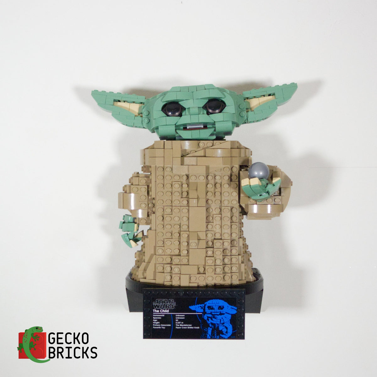 LEGO® Star Wars The Child (Grogu) 75318 zwevend aan de muur met premium wandbeugel - aanzicht 3