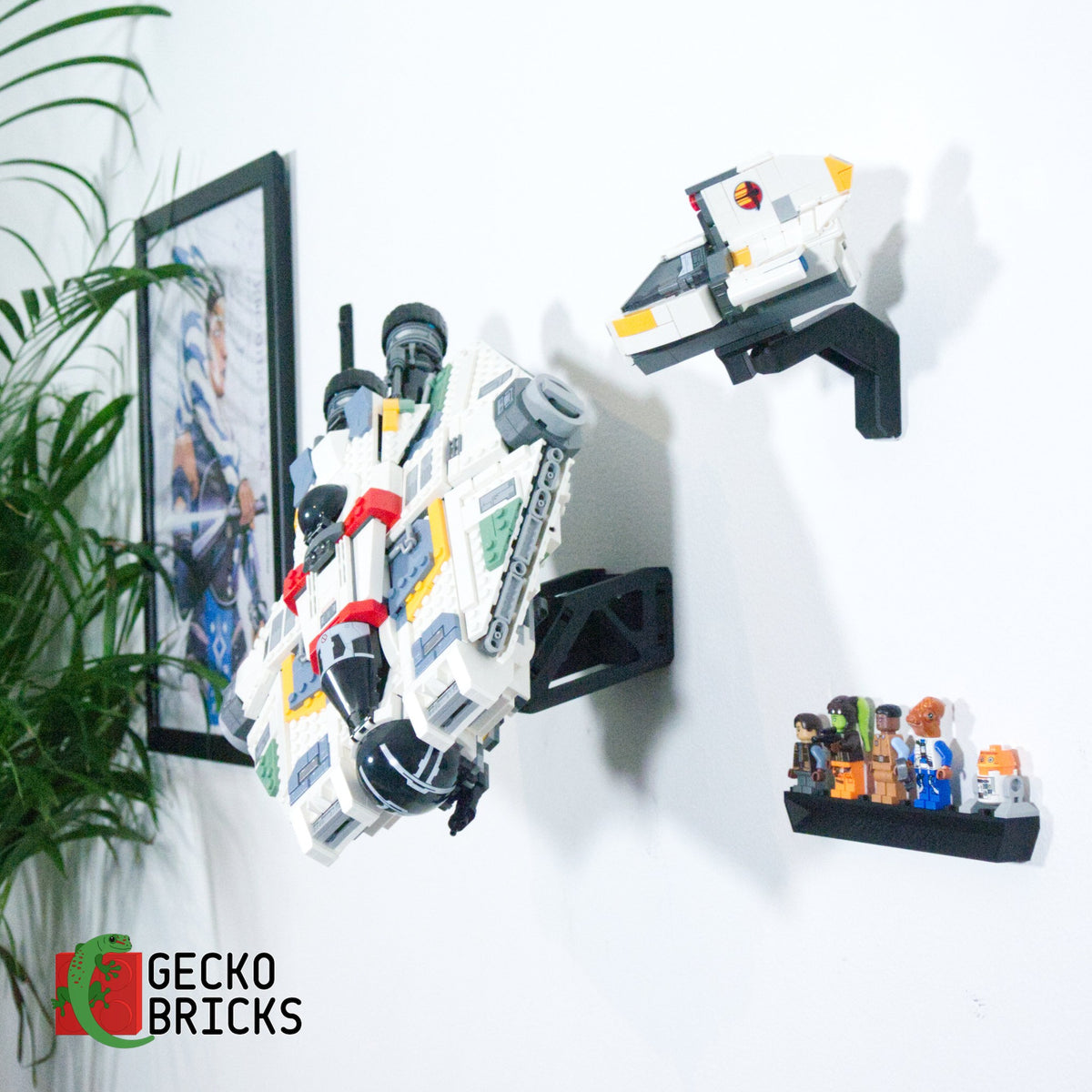 LEGO® Star Wars The Ghost & Phantom II 75357 aan de muur met premium wandbeugel - vooraanzicht