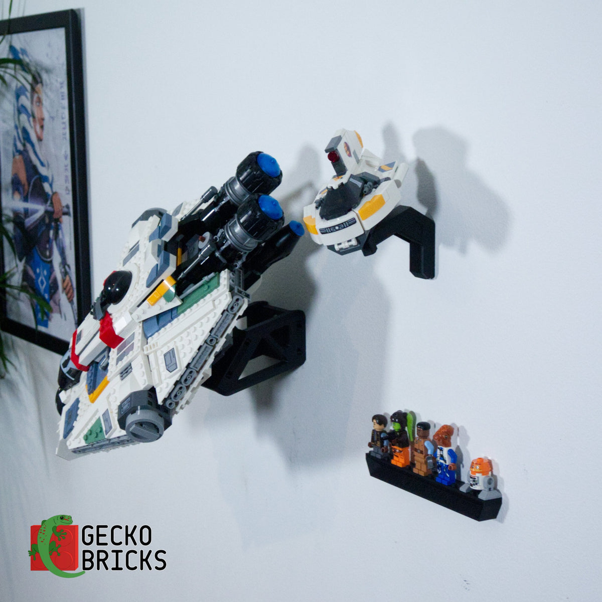 LEGO® Star Wars The Ghost & Phantom II 75357 zwevend aan de muur met premium wandbeugel - aanzicht 2