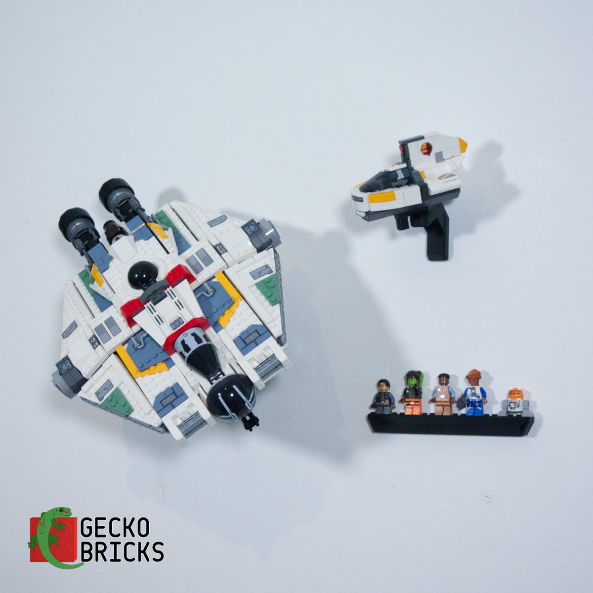 LEGO® Star Wars The Ghost & Phantom II 75357 zwevend aan de muur met premium wandbeugel - aanzicht 3