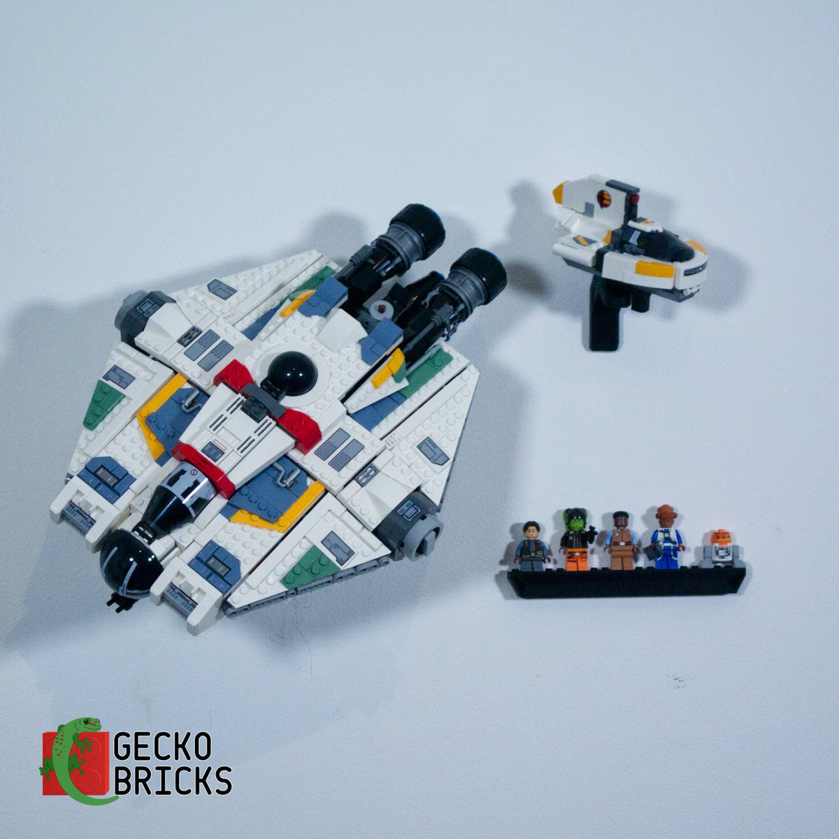 LEGO® Star Wars The Ghost & Phantom II 75357 zwevend aan de muur met premium wandbeugel - aanzicht 4