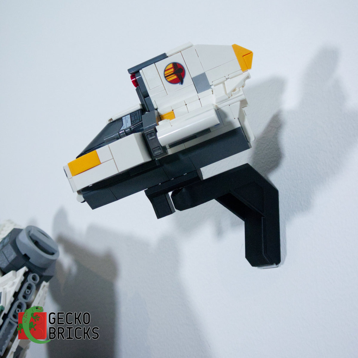 LEGO® Star Wars The Ghost & Phantom II 75357 zwevend aan de muur met premium wandbeugel - aanzicht 5