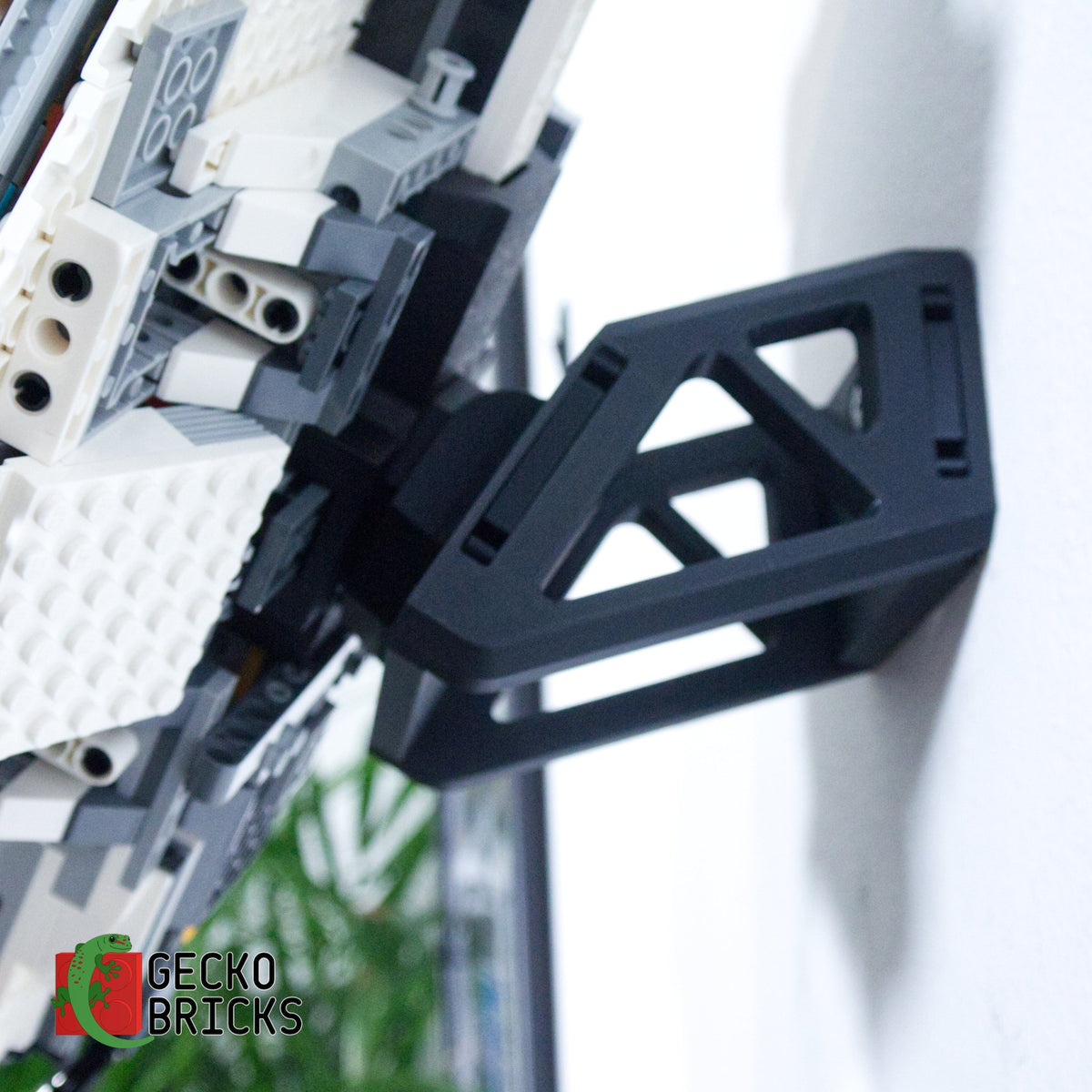 LEGO® Star Wars The Ghost & Phantom II 75357 zwevend aan de muur met premium wandbeugel - aanzicht 6