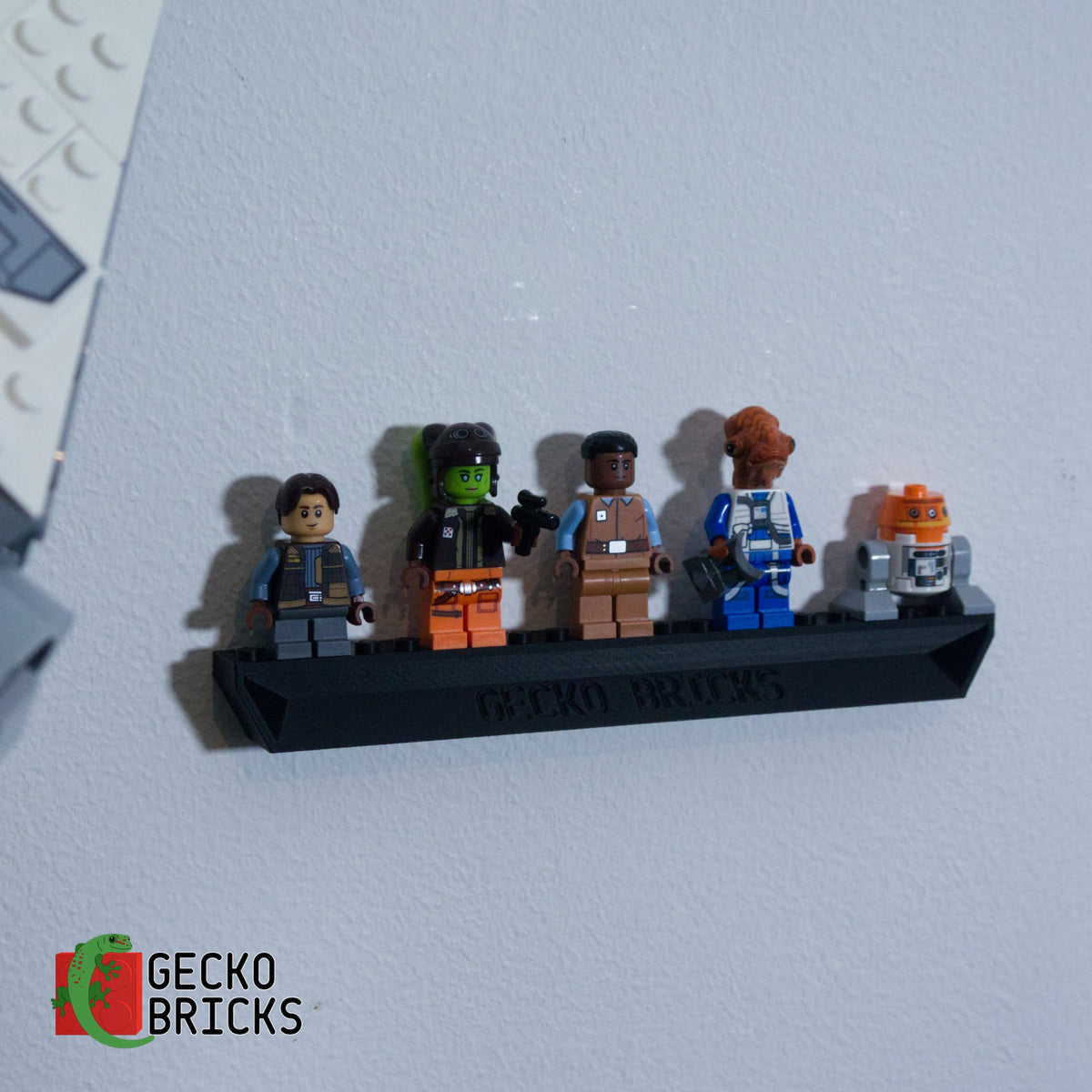 LEGO® Star Wars The Ghost & Phantom II 75357 zwevend aan de muur met premium wandbeugel - aanzicht 7