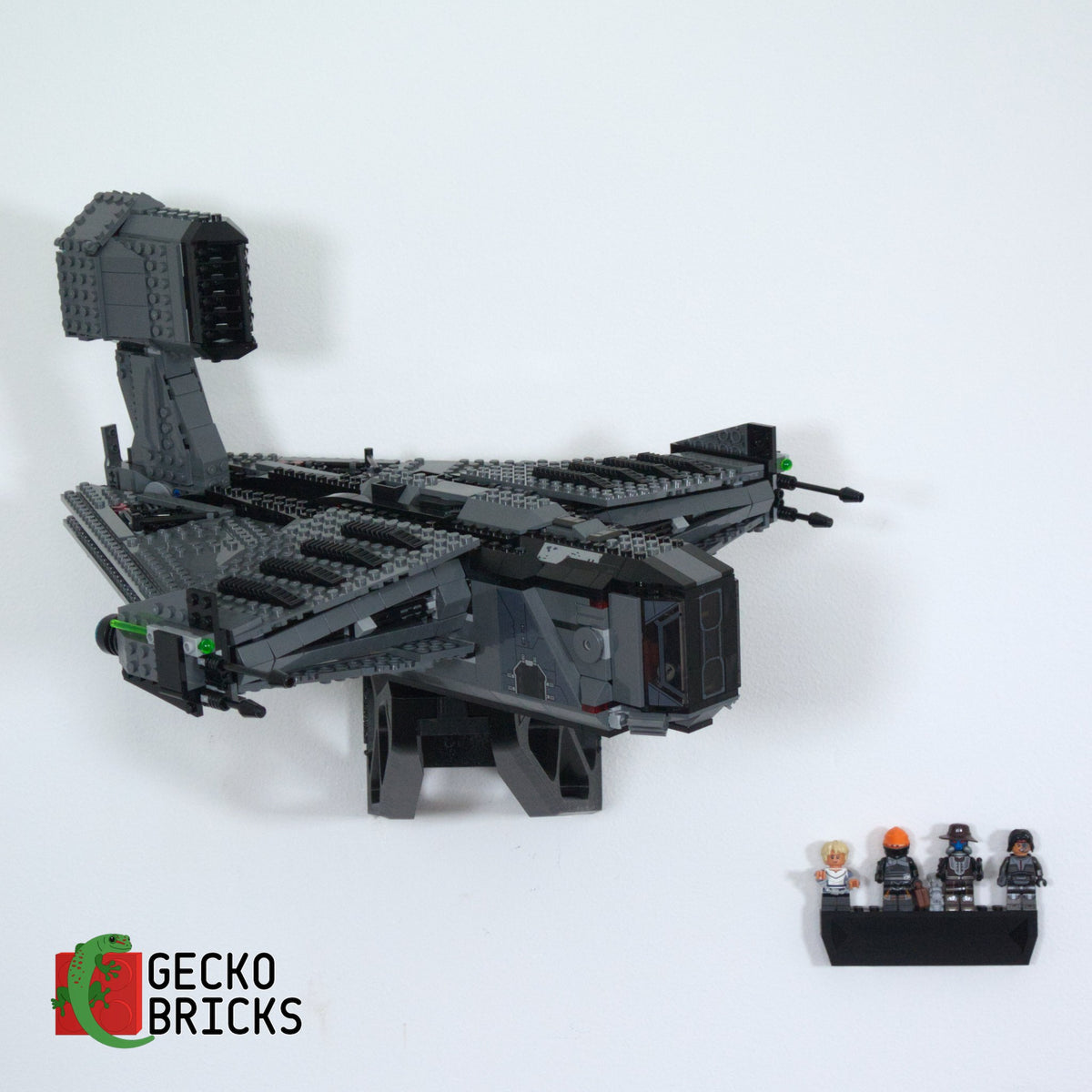 LEGO® Star Wars The Justifier 75323 aan de muur met premium wandbeugel - vooraanzicht