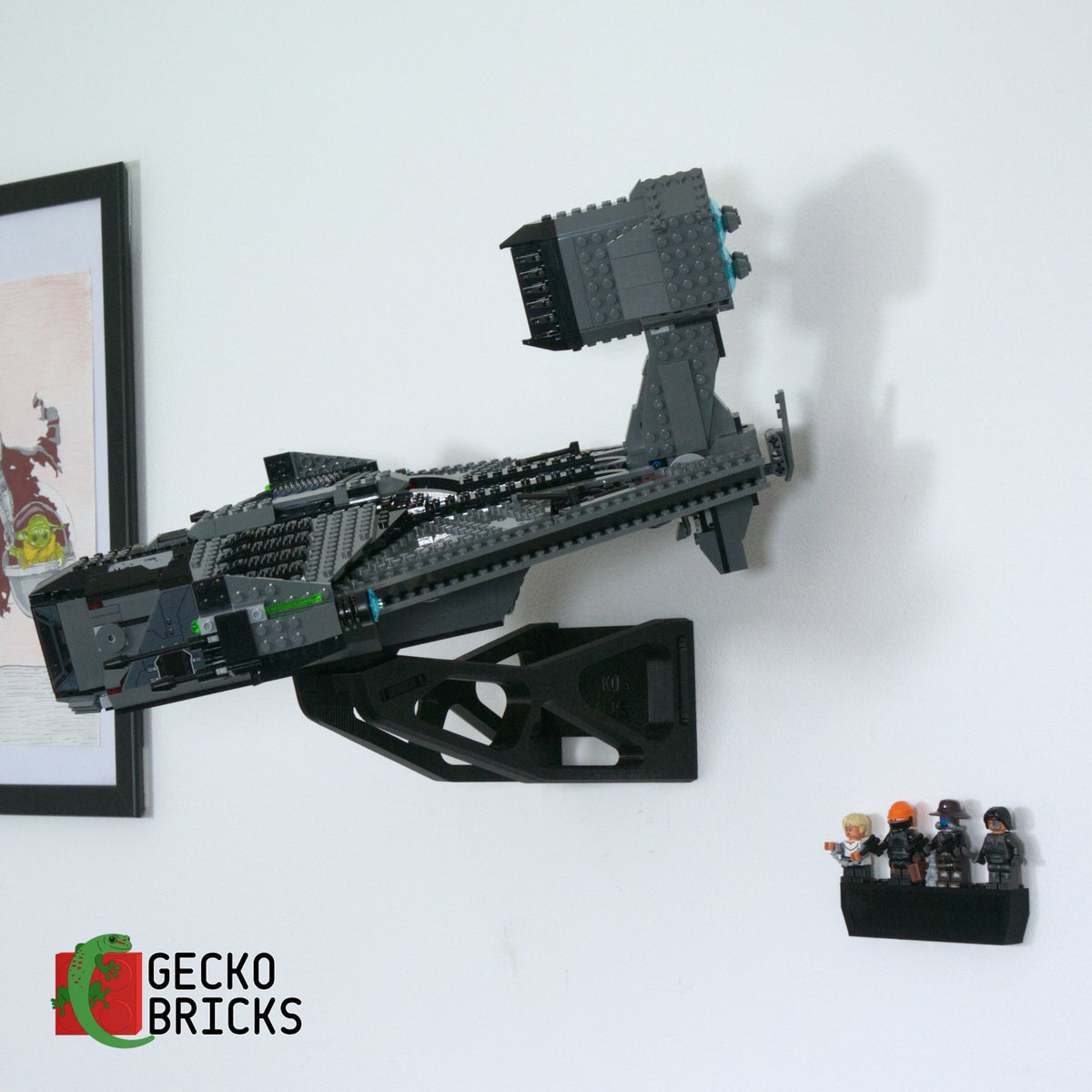 LEGO® Star Wars The Justifier 75323 zwevend aan de muur met premium wandbeugel - aanzicht 3