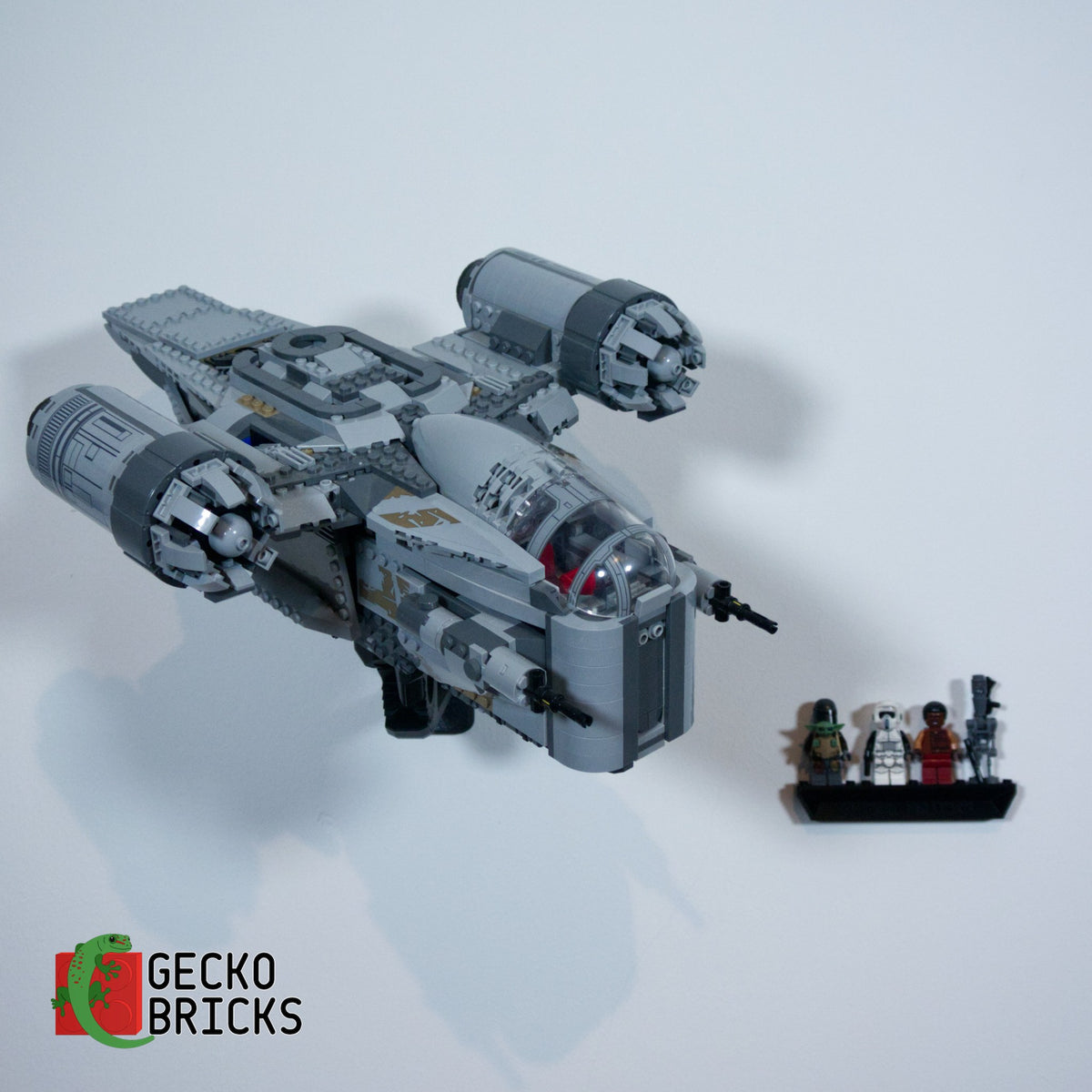 LEGO® Star Wars The Mandalorian Razor Crest 75292 aan de muur met premium wandbeugel - vooraanzicht