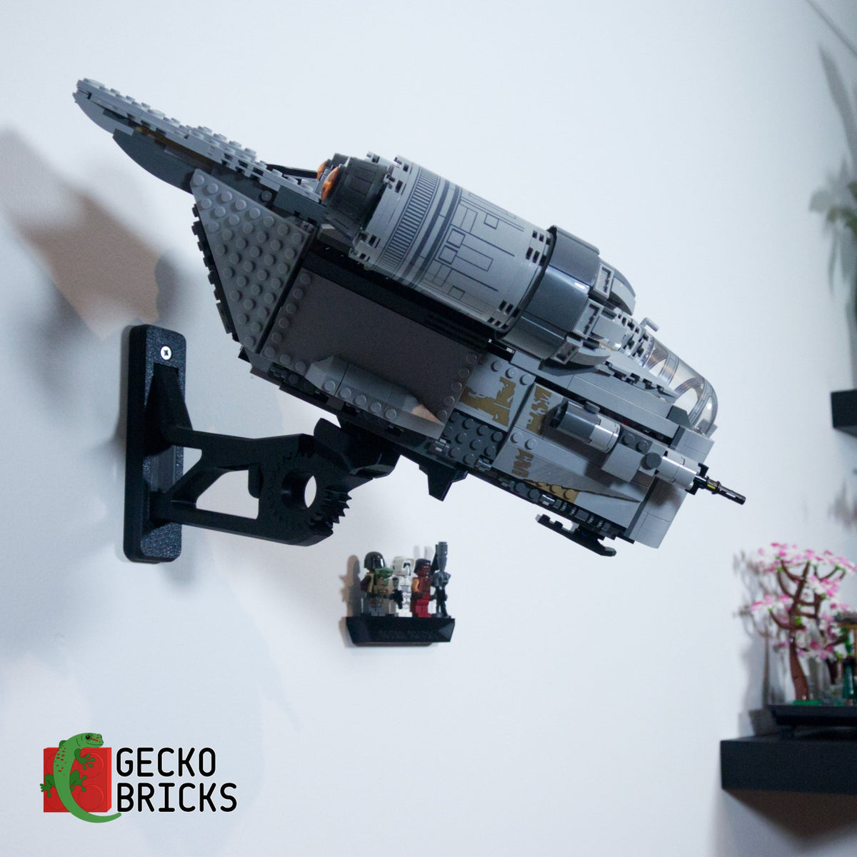 LEGO® Star Wars The Mandalorian Razor Crest 75292 zwevend aan de muur met premium wandbeugel - aanzicht 3