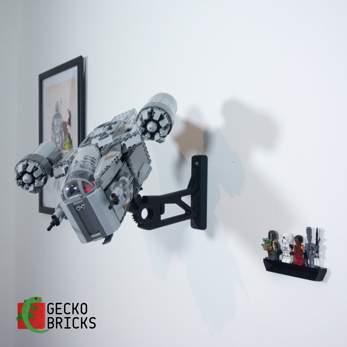 LEGO® Star Wars The Mandalorian Razor Crest 75292 zwevend aan de muur met premium wandbeugel - aanzicht 4