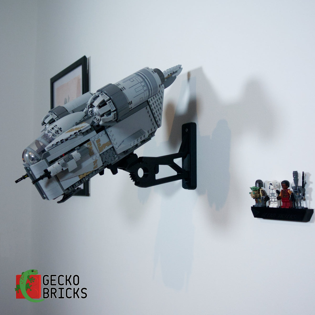 LEGO® Star Wars The Mandalorian Razor Crest 75292 zwevend aan de muur met premium wandbeugel - aanzicht 5