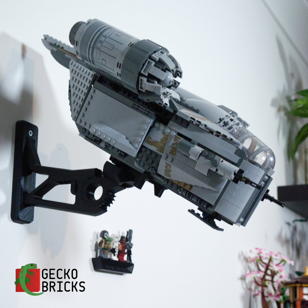 LEGO® Star Wars The Mandalorian Razor Crest 75292 zwevend aan de muur met premium wandbeugel - aanzicht 6