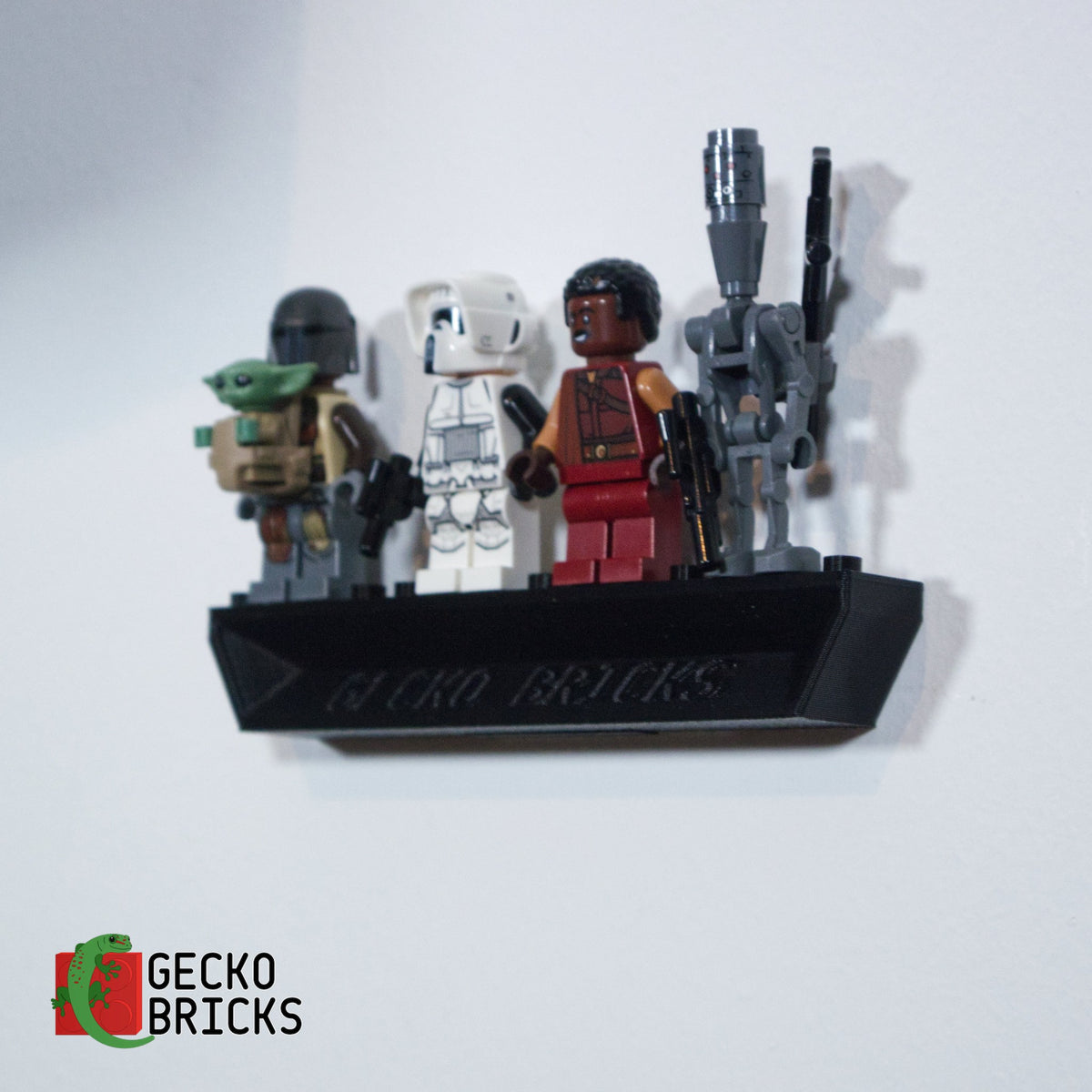 LEGO® Star Wars The Mandalorian Razor Crest 75292 zwevend aan de muur met premium wandbeugel - aanzicht 8