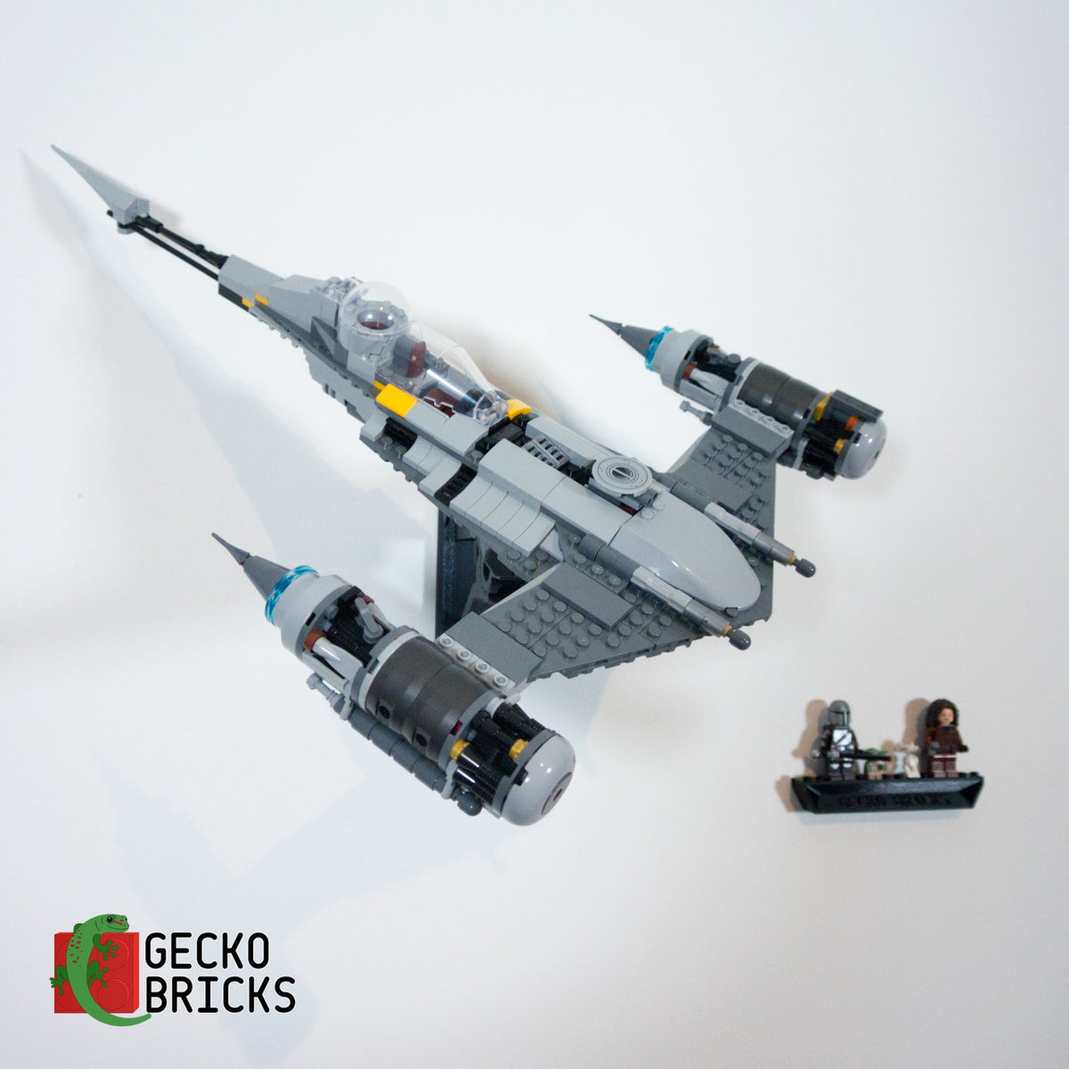 LEGO® Star Wars The Mandalorian's N-1 Starfighter 75325 aan de muur met premium wandbeugel - vooraanzicht