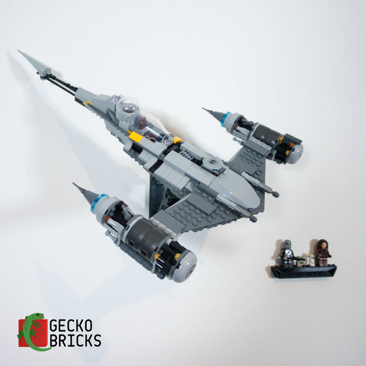 LEGO® Star Wars The Mandalorian's N-1 Starfighter 75325 aan de muur met premium wandbeugel - vooraanzicht