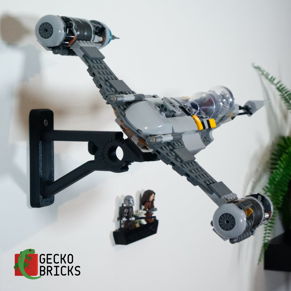 LEGO® Star Wars The Mandalorian's N-1 Starfighter 75325 zwevend aan de muur met premium wandbeugel - aanzicht 2