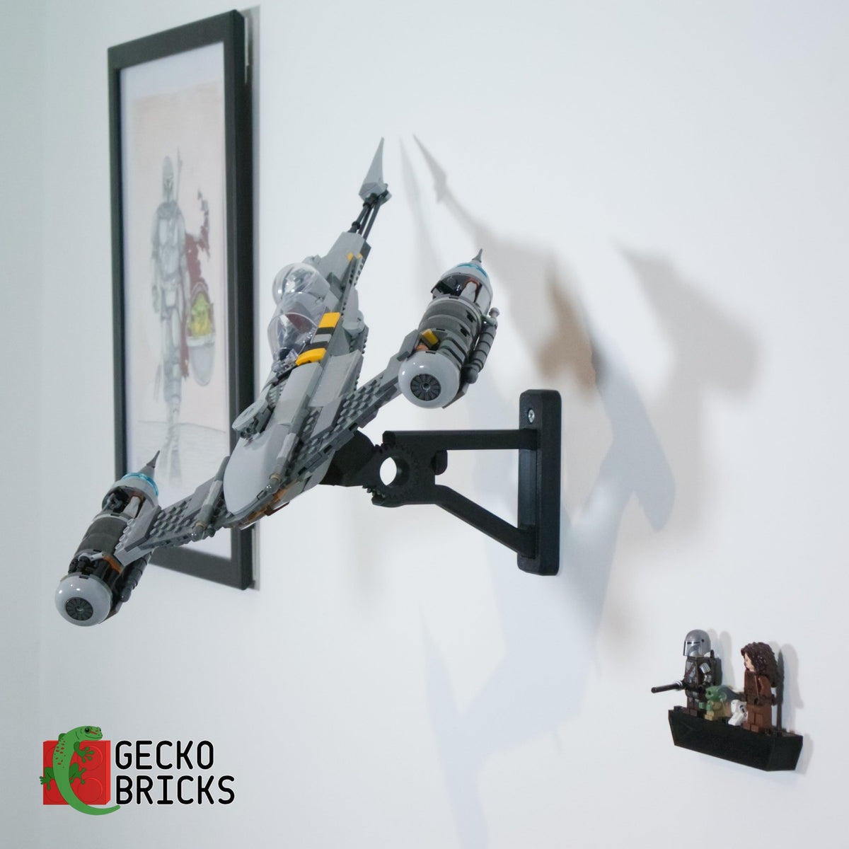 LEGO® Star Wars The Mandalorian's N-1 Starfighter 75325 zwevend aan de muur met premium wandbeugel - aanzicht 3