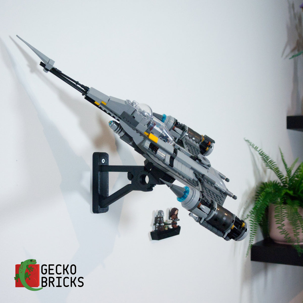 LEGO® Star Wars The Mandalorian's N-1 Starfighter 75325 zwevend aan de muur met premium wandbeugel - aanzicht 4
