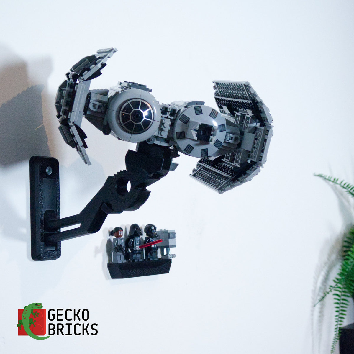 LEGO® Star Wars TIE Bomber 75347 aan de muur met premium wandbeugel - vooraanzicht