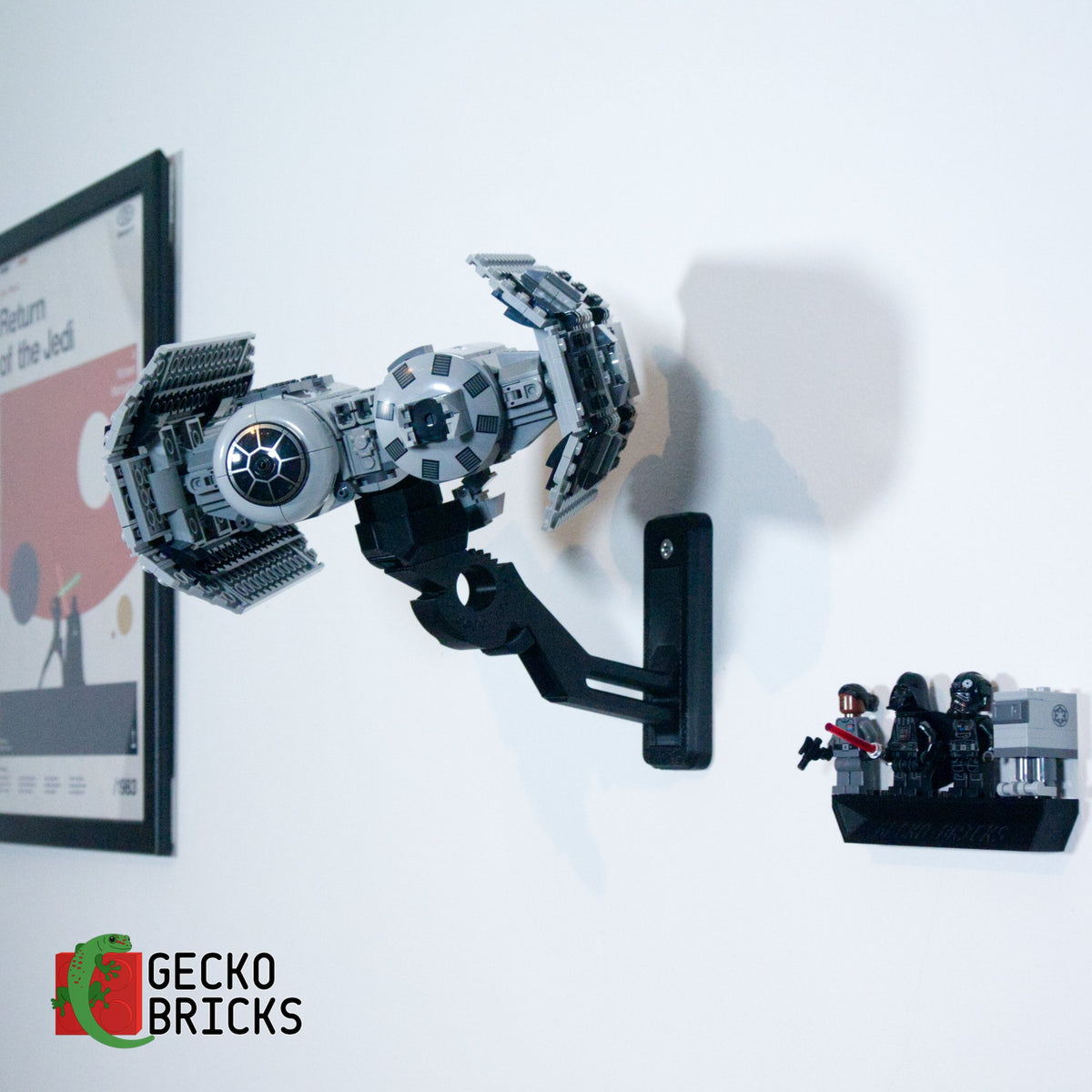 LEGO® Star Wars TIE Bomber 75347 zwevend aan de muur met premium wandbeugel - aanzicht 3