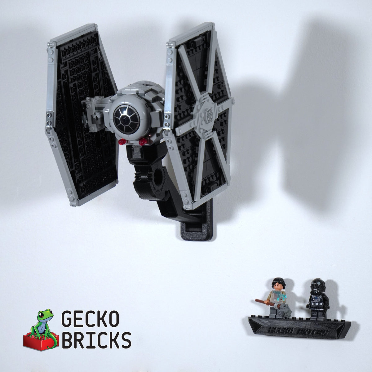 LEGO® Star Wars TIE Fighter & X-Wing Mash-up 75393 aan de muur met premium wandbeugel - vooraanzicht
