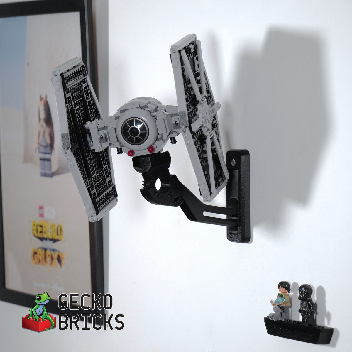 LEGO® Star Wars TIE Fighter & X-Wing Mash-up 75393 zwevend aan de muur met premium wandbeugel - aanzicht 3