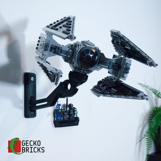 LEGO® Star Wars TIE Interceptor 75348 aan de muur met premium wandbeugel - vooraanzicht