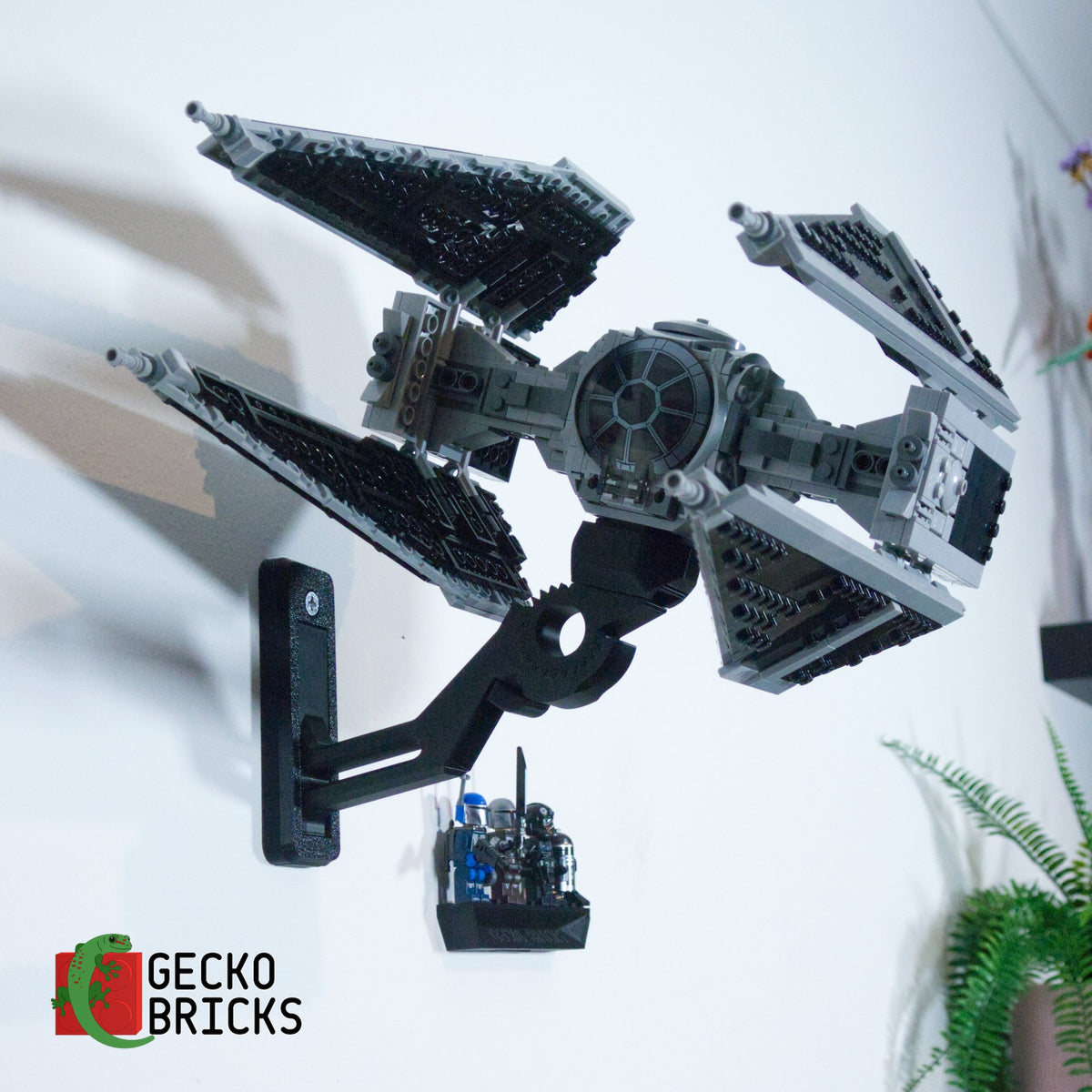 LEGO® Star Wars TIE Interceptor 75348 zwevend aan de muur met premium wandbeugel - aanzicht 3