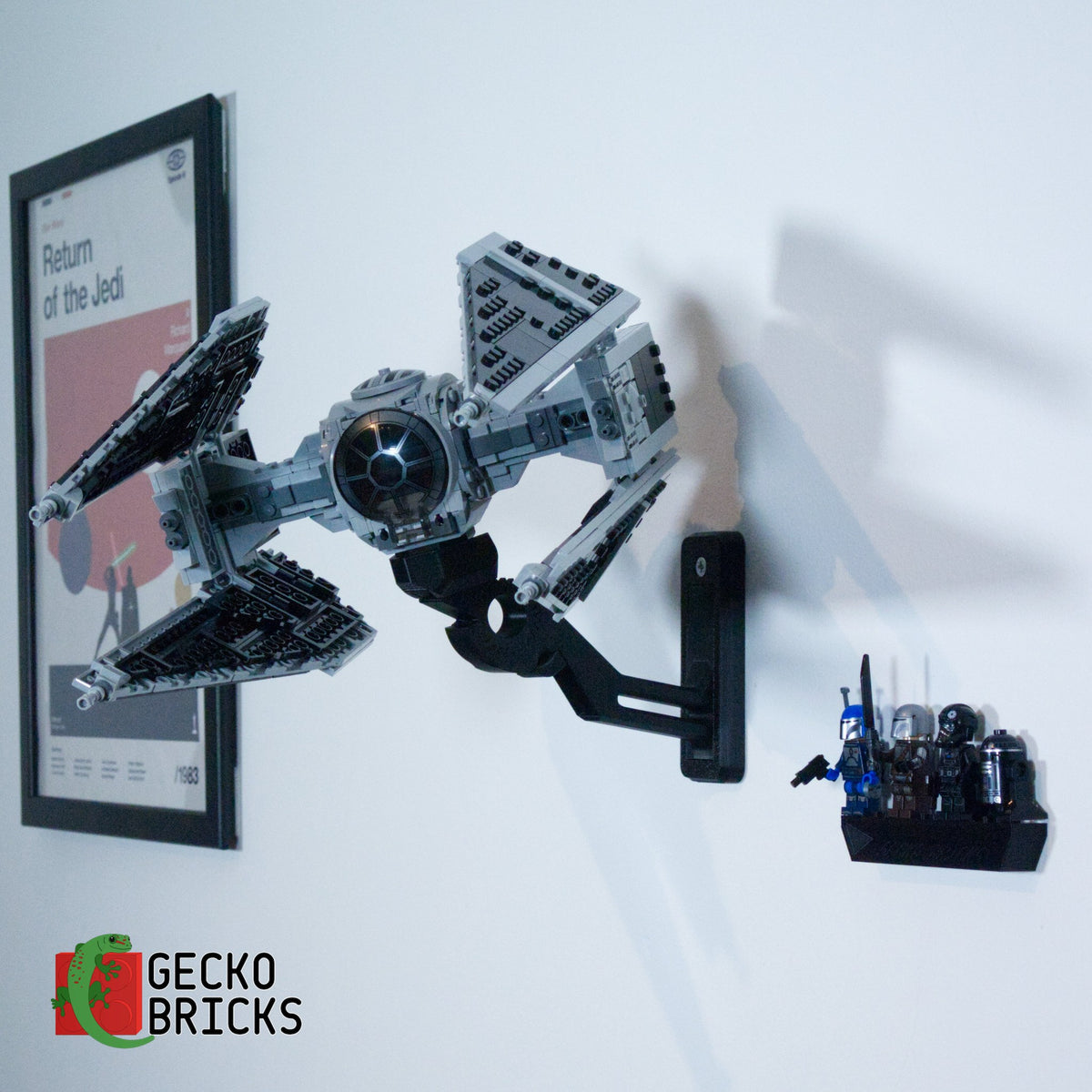 LEGO® Star Wars TIE Interceptor 75348 zwevend aan de muur met premium wandbeugel - aanzicht 4