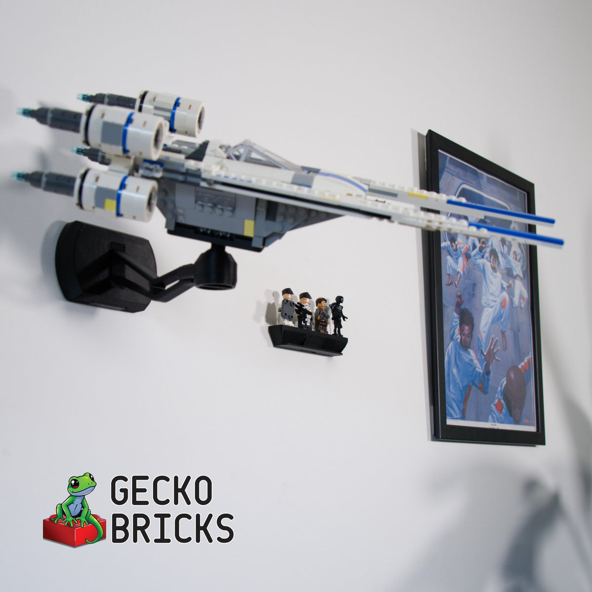 LEGO® Star Wars U-Wing Starfighter 75399 aan de muur met premium wandbeugel - vooraanzicht