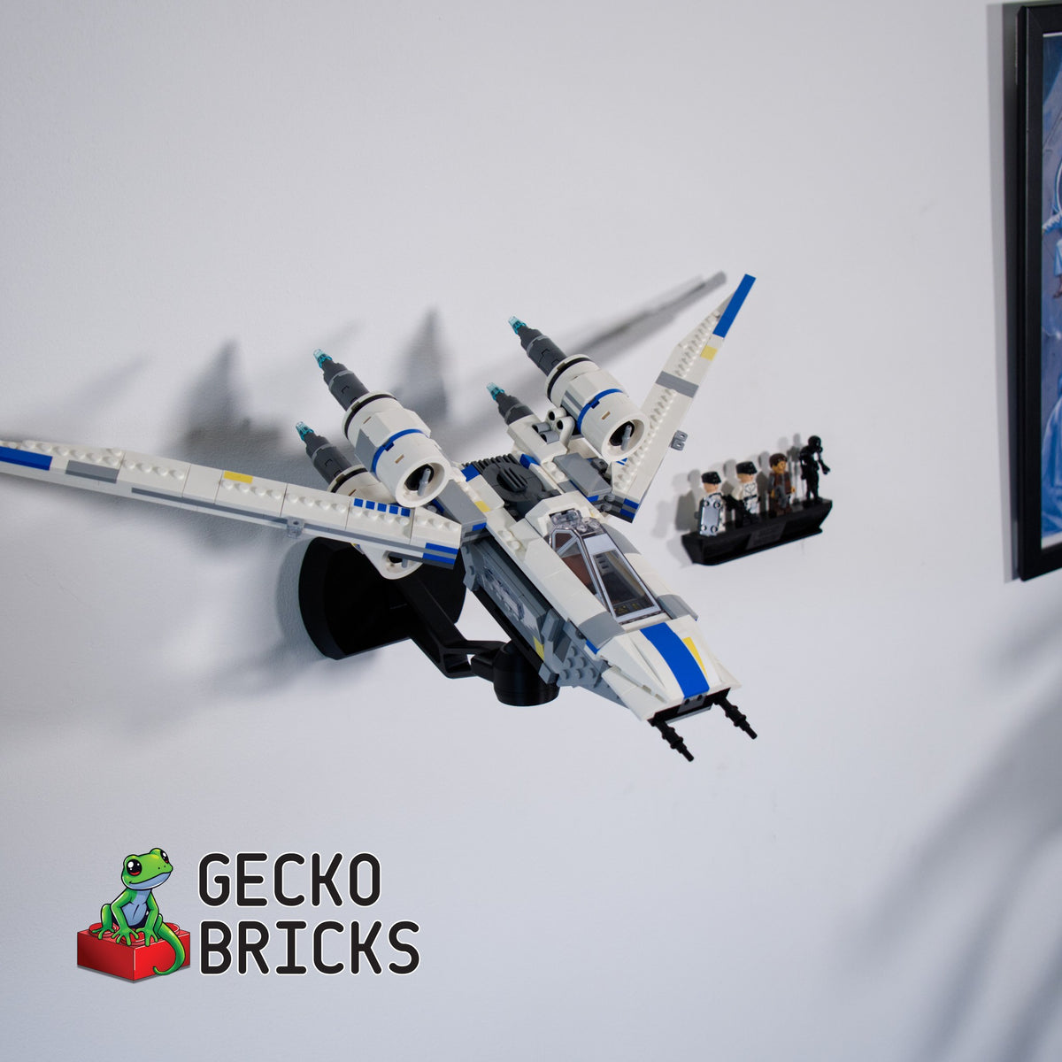 LEGO® Star Wars U-Wing Starfighter 75399 zwevend aan de muur met premium wandbeugel - aanzicht 2