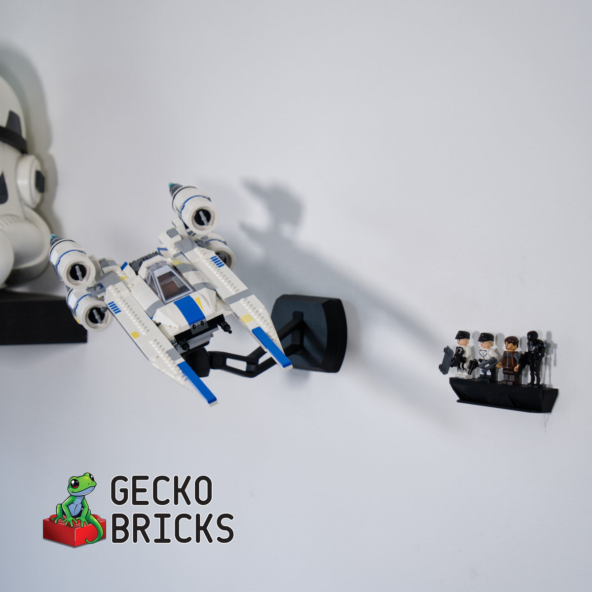 LEGO® Star Wars U-Wing Starfighter 75399 zwevend aan de muur met premium wandbeugel - aanzicht 3