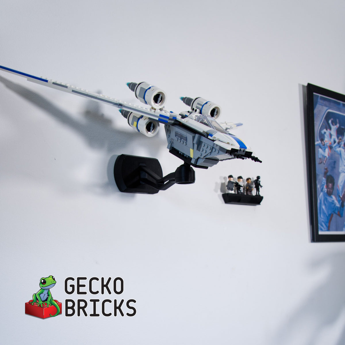 LEGO® Star Wars U-Wing Starfighter 75399 zwevend aan de muur met premium wandbeugel - aanzicht 4