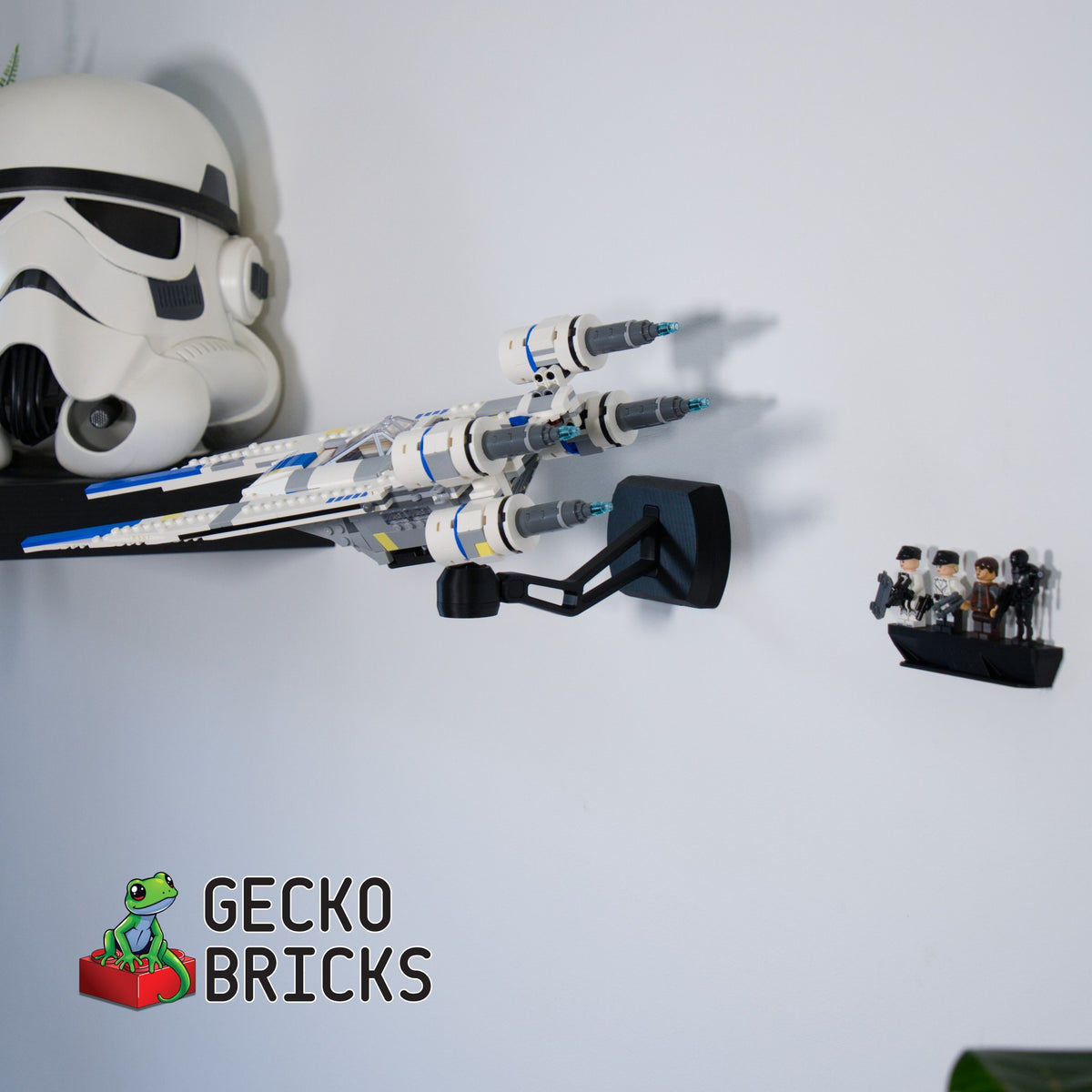 LEGO® Star Wars U-Wing Starfighter 75399 zwevend aan de muur met premium wandbeugel - aanzicht 5