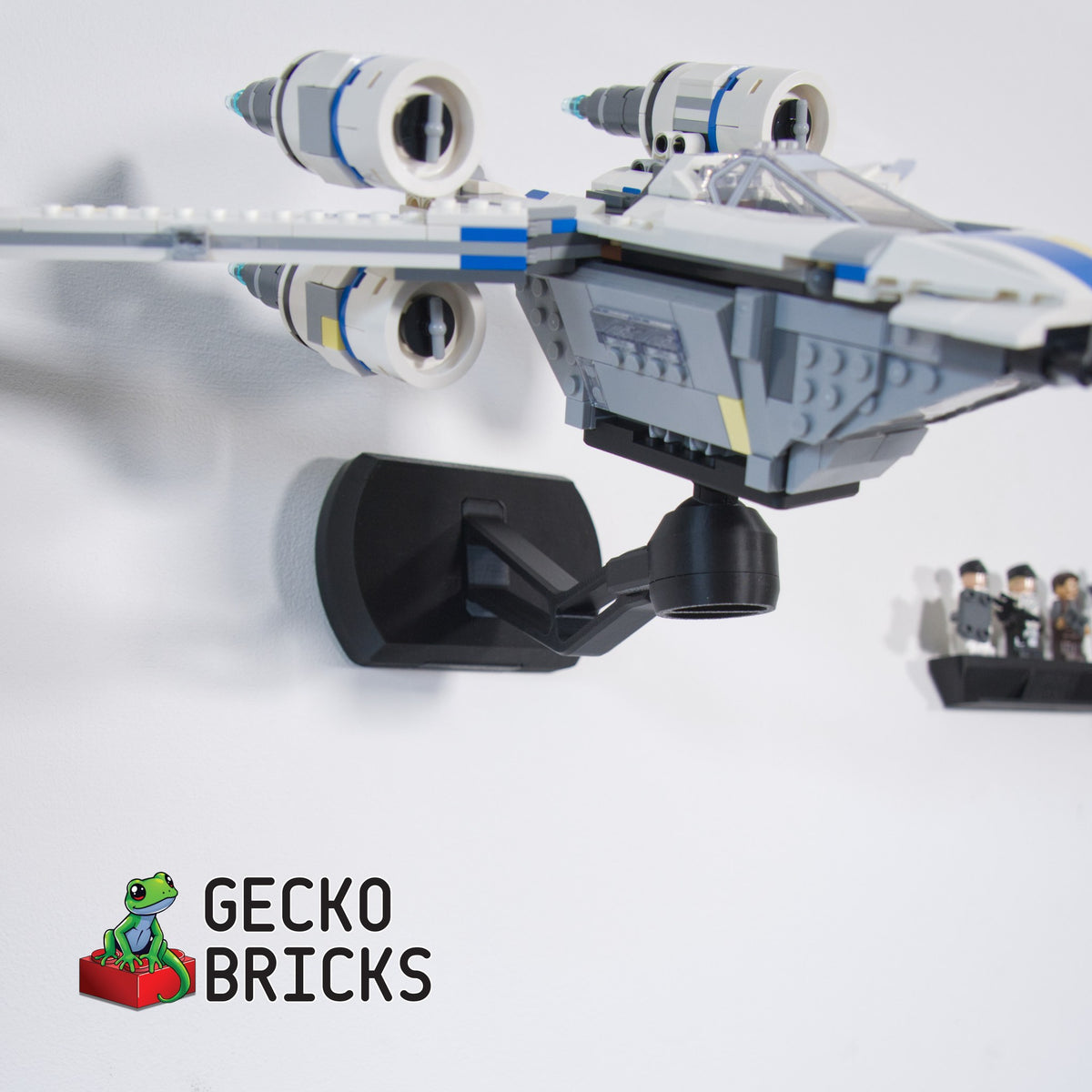LEGO® Star Wars U-Wing Starfighter 75399 zwevend aan de muur met premium wandbeugel - aanzicht 6