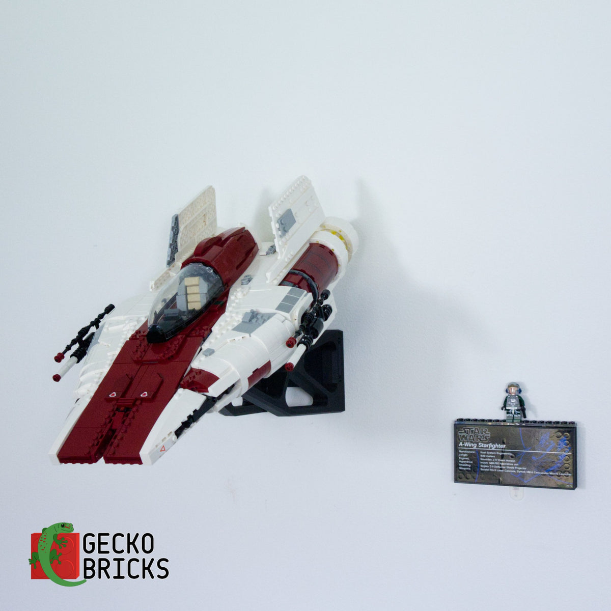 LEGO® Star Wars UCS A-Wing Starfighter 75275 aan de muur met premium wandbeugel - vooraanzicht