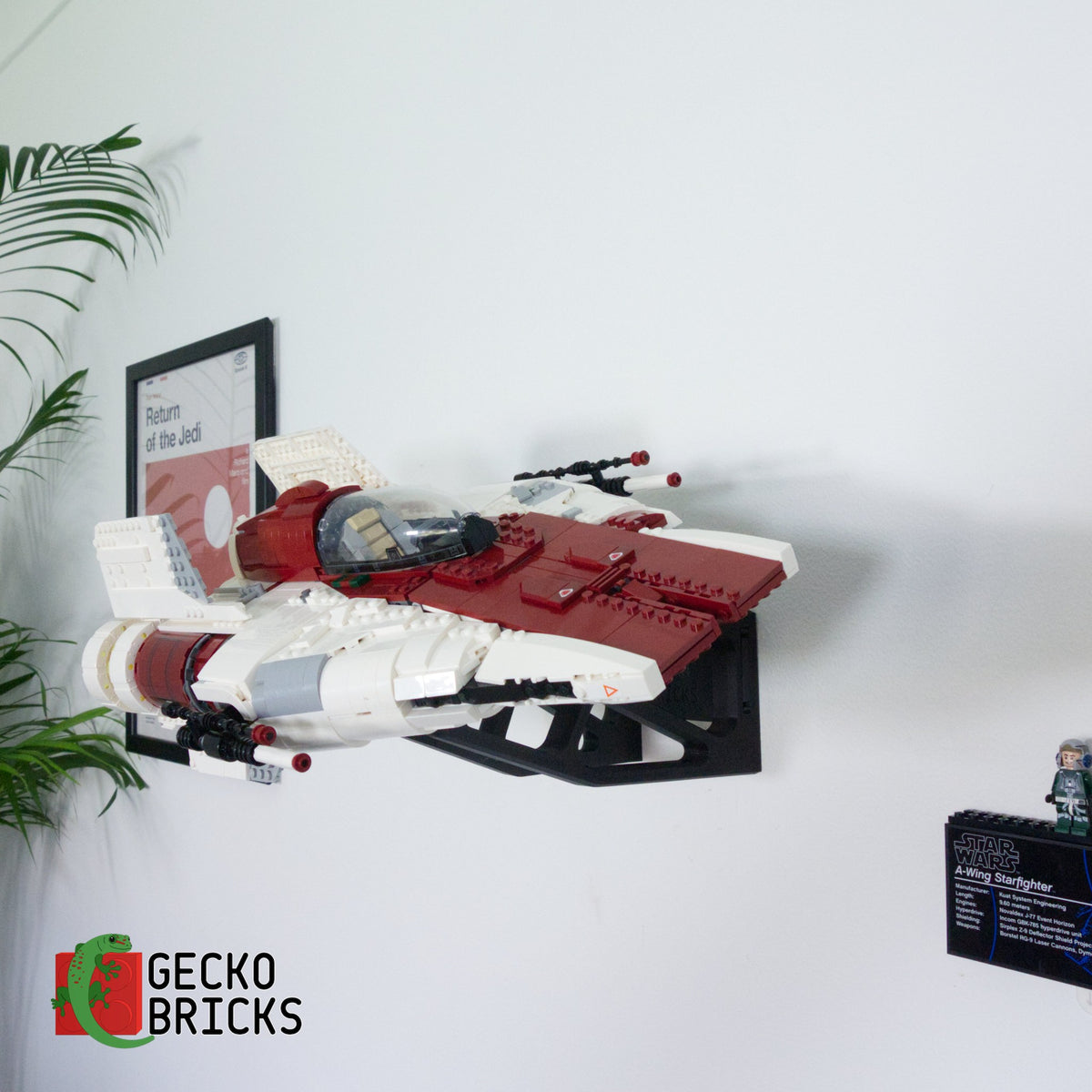 LEGO® Star Wars UCS A-Wing Starfighter 75275 zwevend aan de muur met premium wandbeugel - aanzicht 3