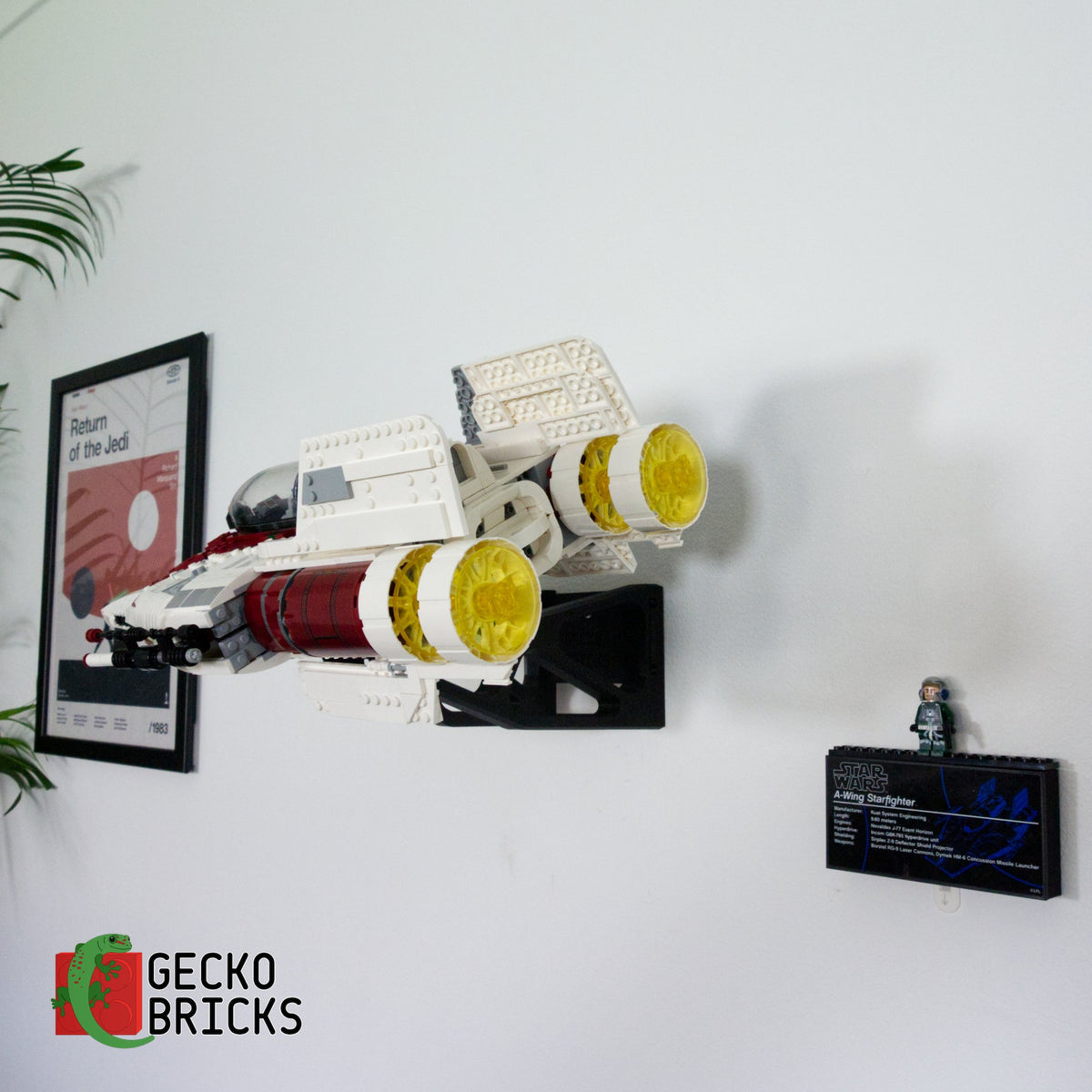 LEGO® Star Wars UCS A-Wing Starfighter 75275 zwevend aan de muur met premium wandbeugel - aanzicht 4
