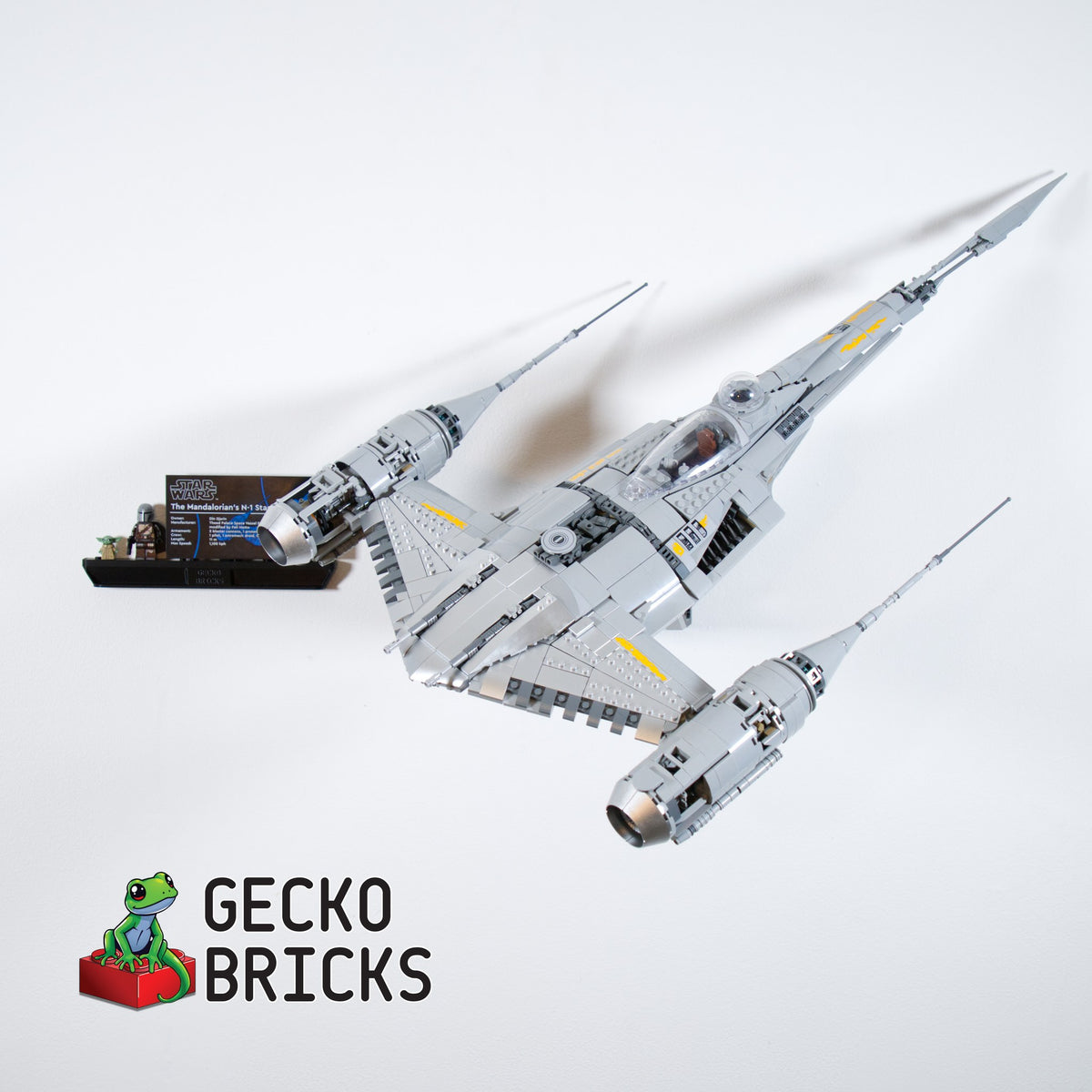 LEGO® Star Wars UCS N-1 Starfighter 75442 aan de muur met premium wandbeugel - vooraanzicht