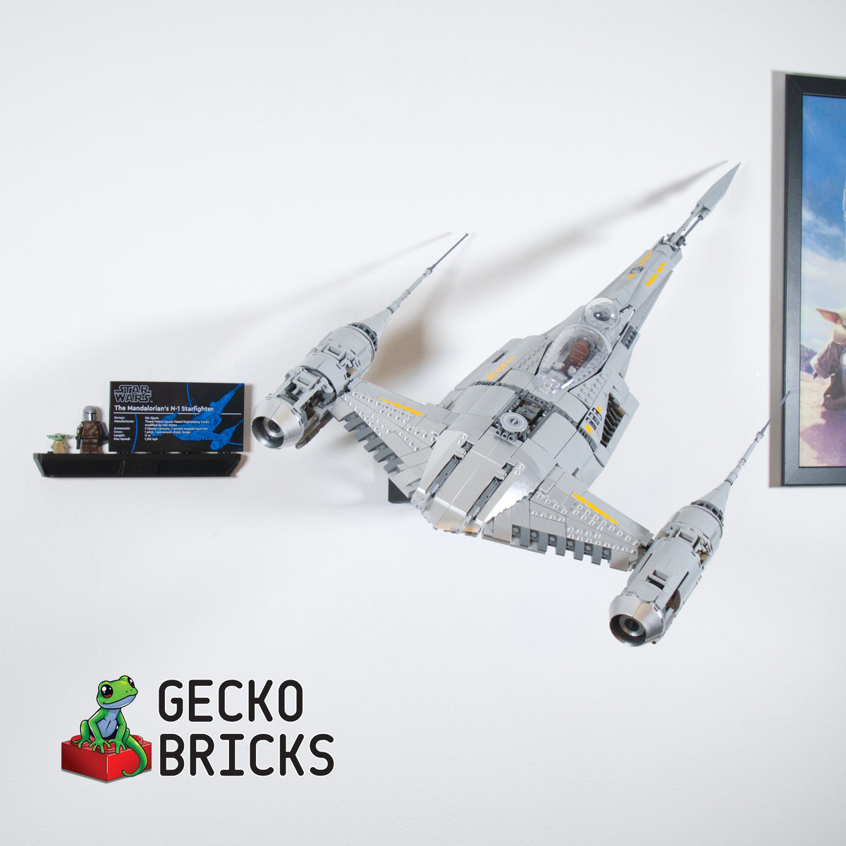 LEGO® Star Wars UCS N-1 Starfighter 75442 zwevend aan de muur met premium wandbeugel - aanzicht 3