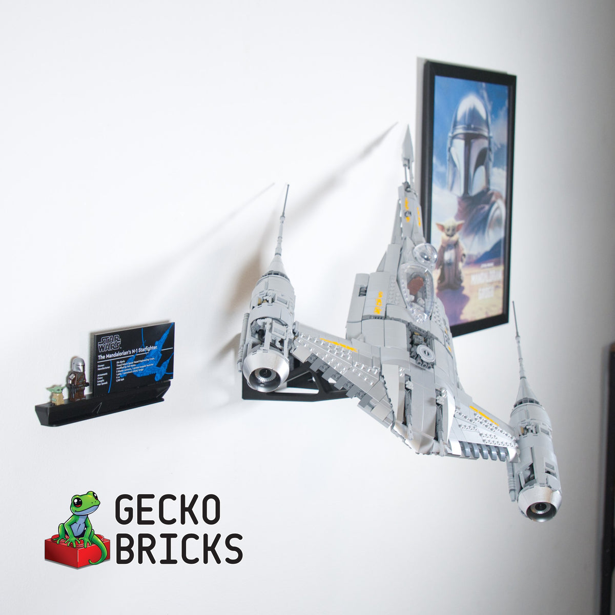 LEGO® Star Wars UCS N-1 Starfighter 75442 zwevend aan de muur met premium wandbeugel - aanzicht 4