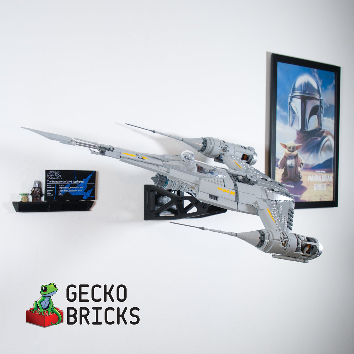 LEGO® Star Wars UCS N-1 Starfighter 75442 zwevend aan de muur met premium wandbeugel - aanzicht 5