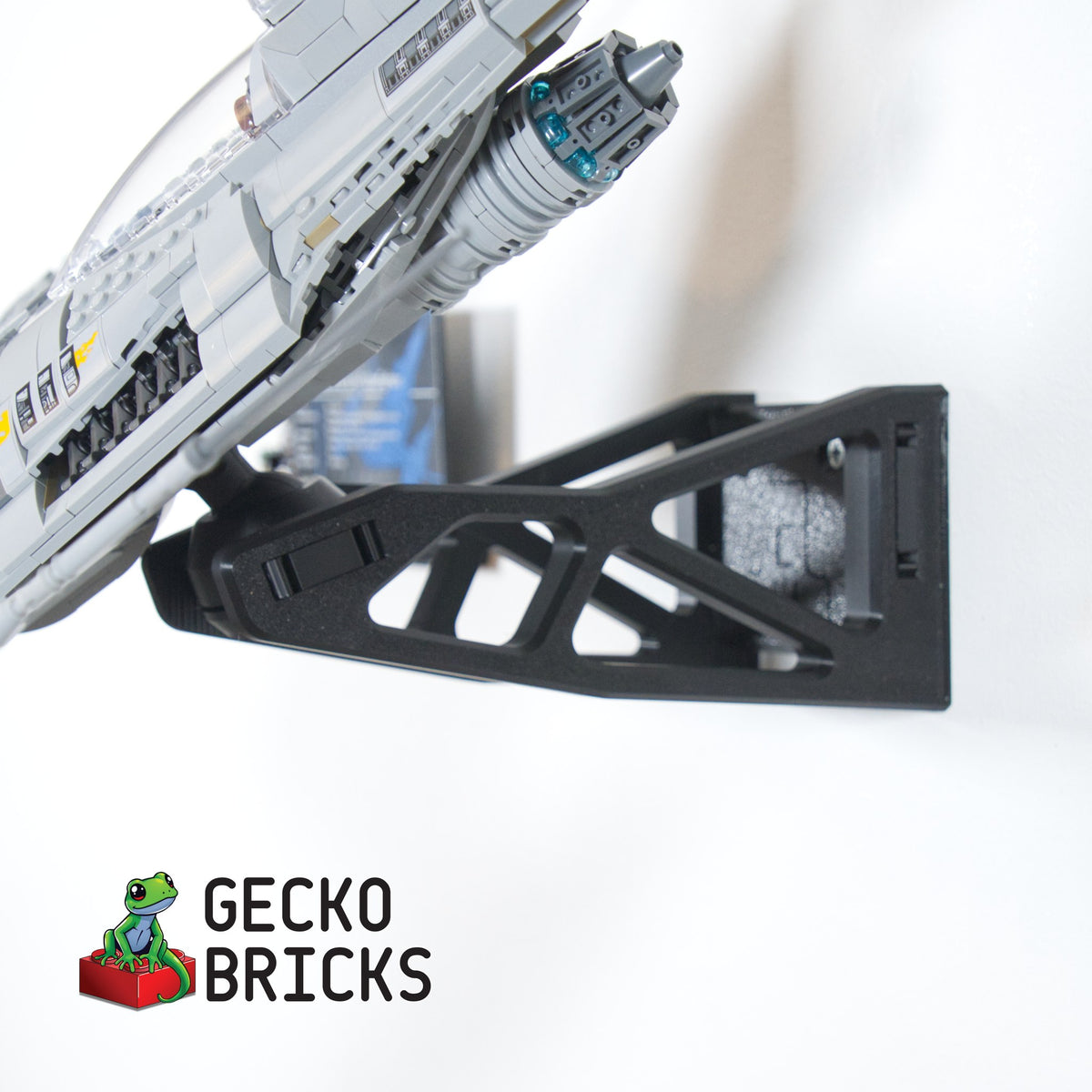 LEGO® Star Wars UCS N-1 Starfighter 75442 zwevend aan de muur met premium wandbeugel - aanzicht 6