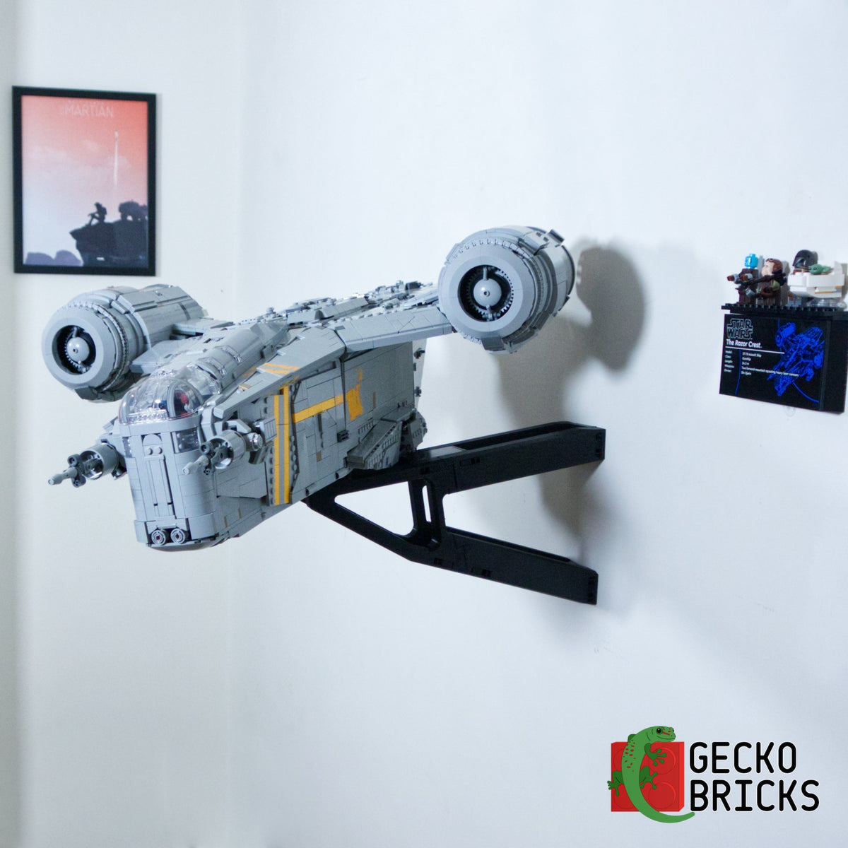 LEGO® Star Wars UCS Razor Crest 75331 aan de muur met premium wandbeugel - vooraanzicht