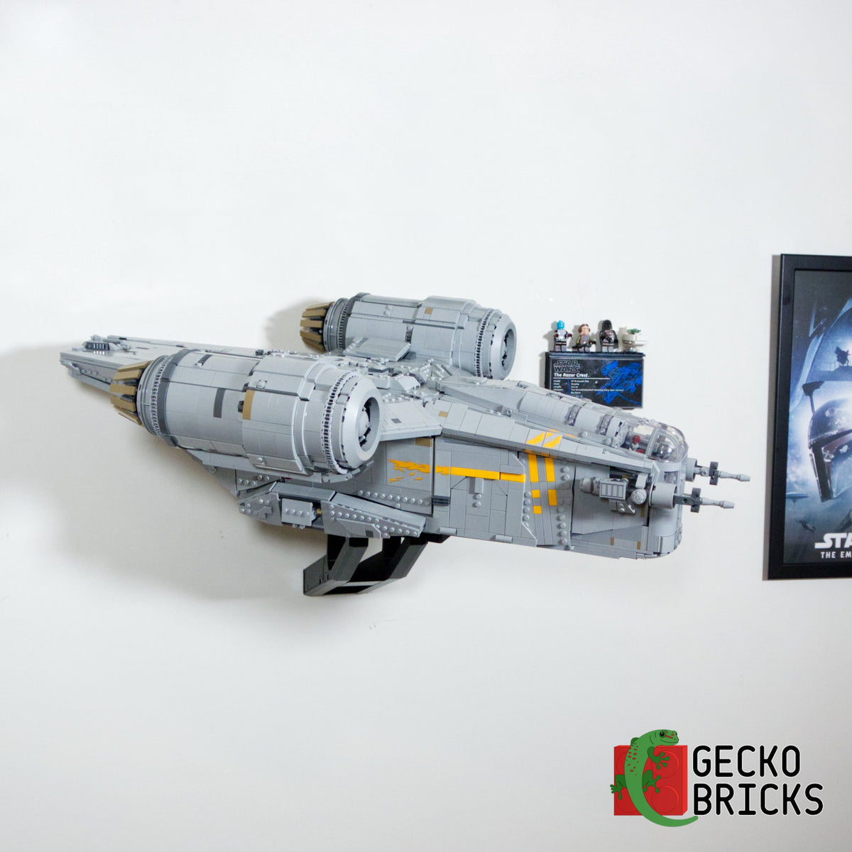 LEGO® Star Wars UCS Razor Crest 75331 zwevend aan de muur met premium wandbeugel - aanzicht 3
