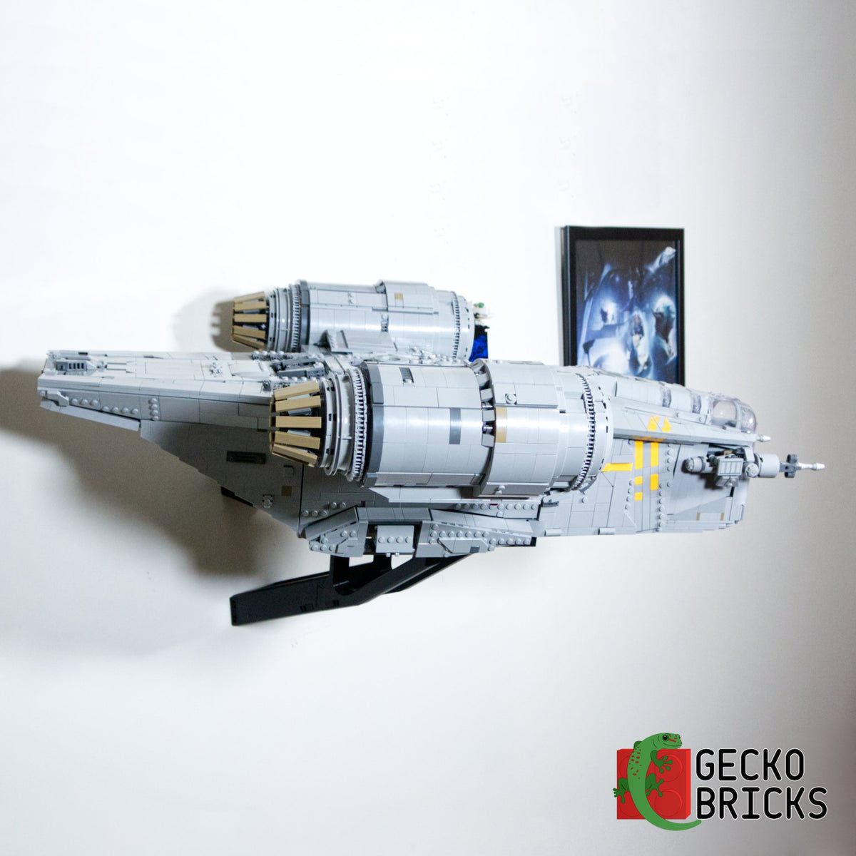 LEGO® Star Wars UCS Razor Crest 75331 zwevend aan de muur met premium wandbeugel - aanzicht 4