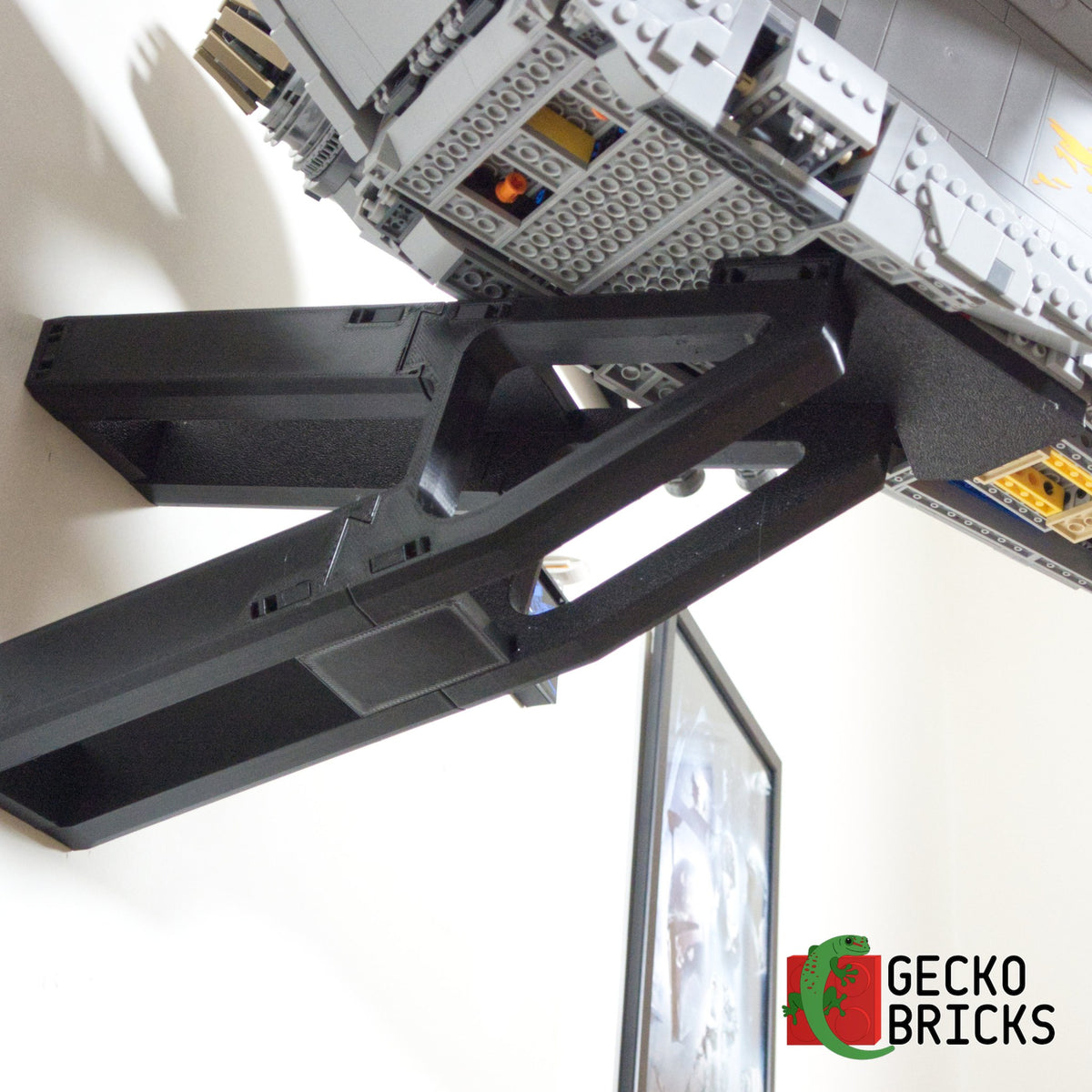 LEGO® Star Wars UCS Razor Crest 75331 zwevend aan de muur met premium wandbeugel - aanzicht 5