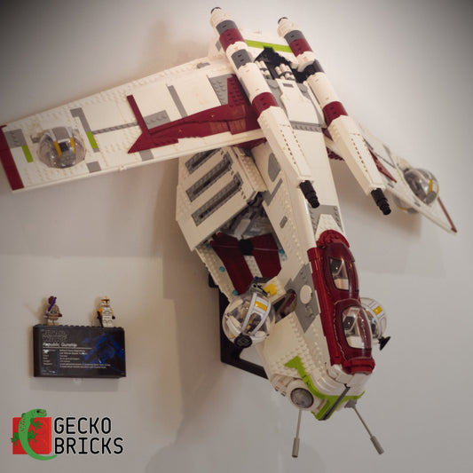 LEGO® Star Wars UCS Republic Gunship 75309 aan de muur met premium wandbeugel - vooraanzicht